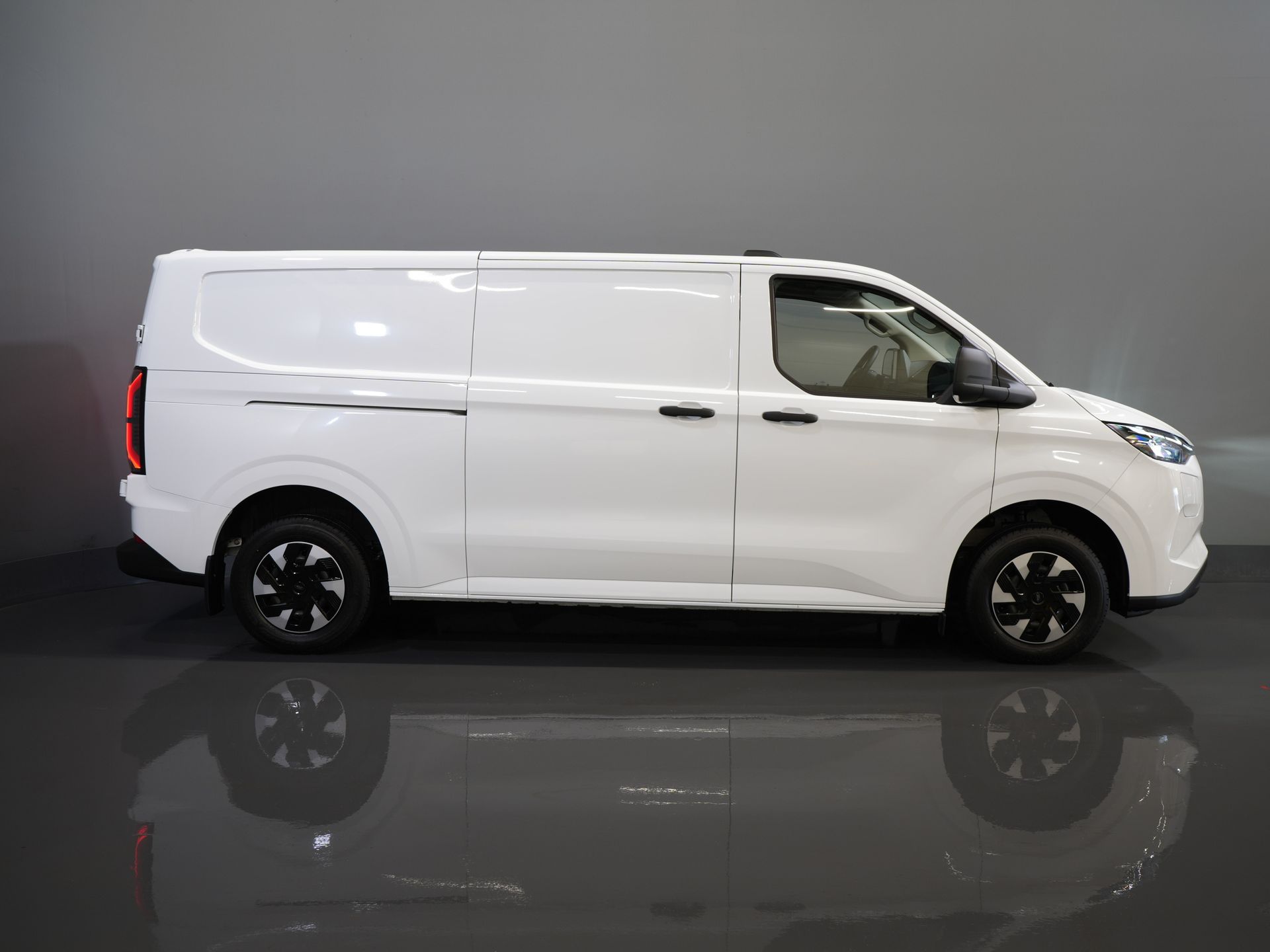 Ford E-Transit Custom Bestelbus 320 L2 65 kWh 330 km WLTP 2.3t Trekverm./ Snellader/ LED/ Standkachel/ Stoelverw./ Stuur.Verw./ Voorruit.Verw./ Carplay/ Camera/