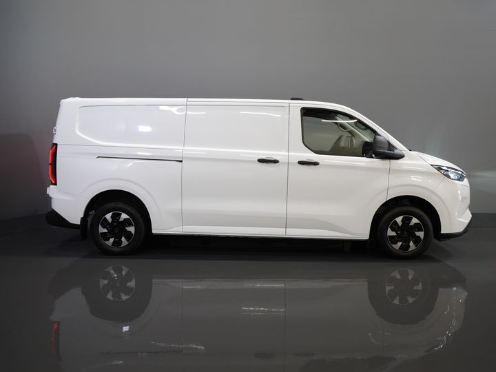 Ford E-Transit Custom Bestelbus 320 L2 65 kWh 330 km WLTP 2.3t Trekverm./ Snellader/ LED/ Standkachel/ Stoelverw./ Stuur.Verw./ Voorruit.Verw./ Carplay/ Camera/