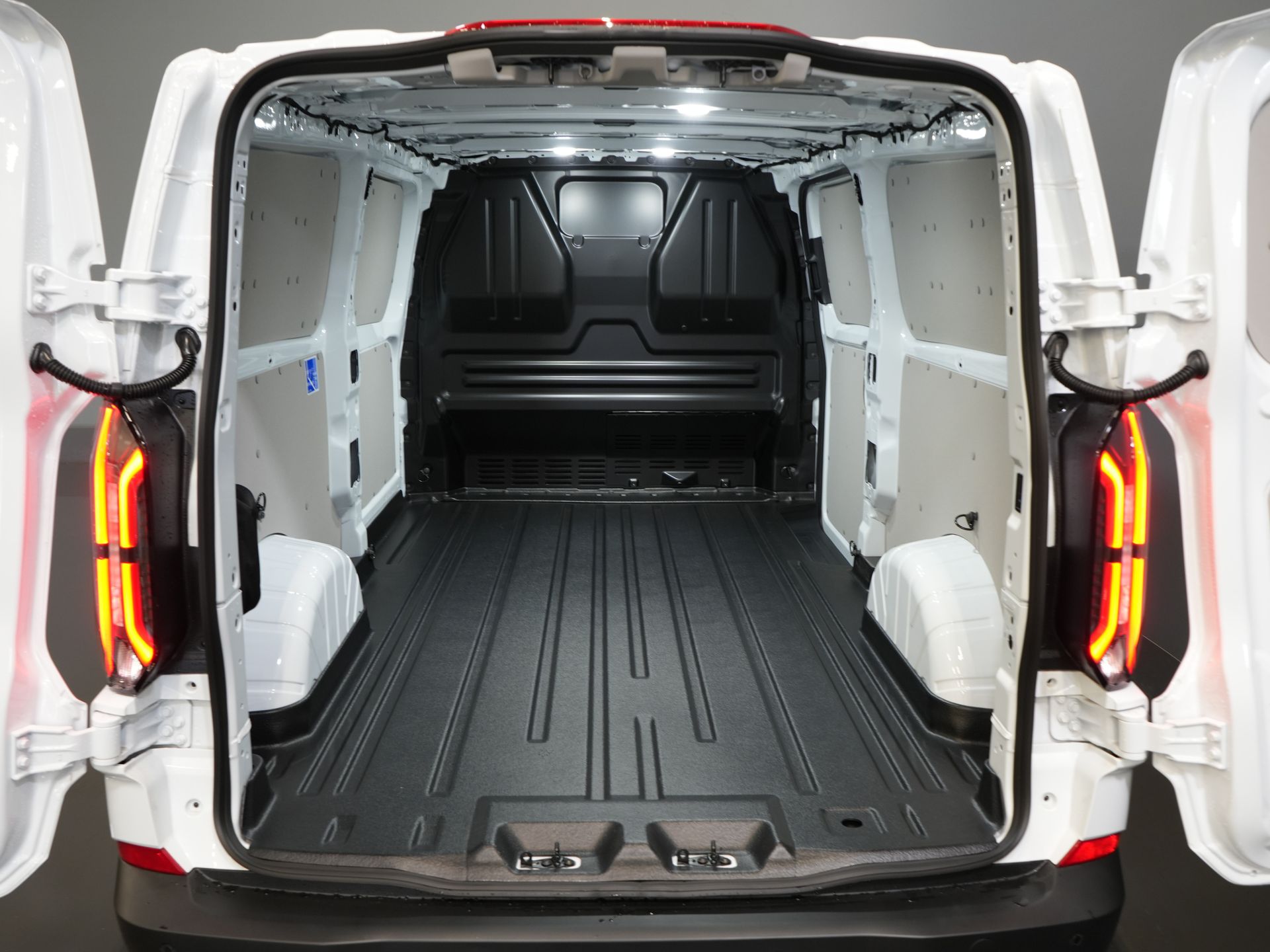 Ford E-Transit Custom Bestelbus 320 L2 65 kWh 330 km WLTP 2.3t Trekverm./ Snellader/ LED/ Standkachel/ Stoelverw./ Stuur.Verw./ Voorruit.Verw./ Carplay/ Camera/