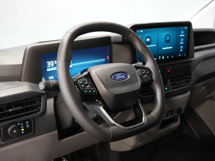 Ford E-Transit Custom Bestelbus 320 L2 65 kWh 330 km WLTP 2.3t Trekverm./ Snellader/ LED/ Standkachel/ Stoelverw./ Stuur.Verw./ Voorruit.Verw./ Carplay/ Camera/
