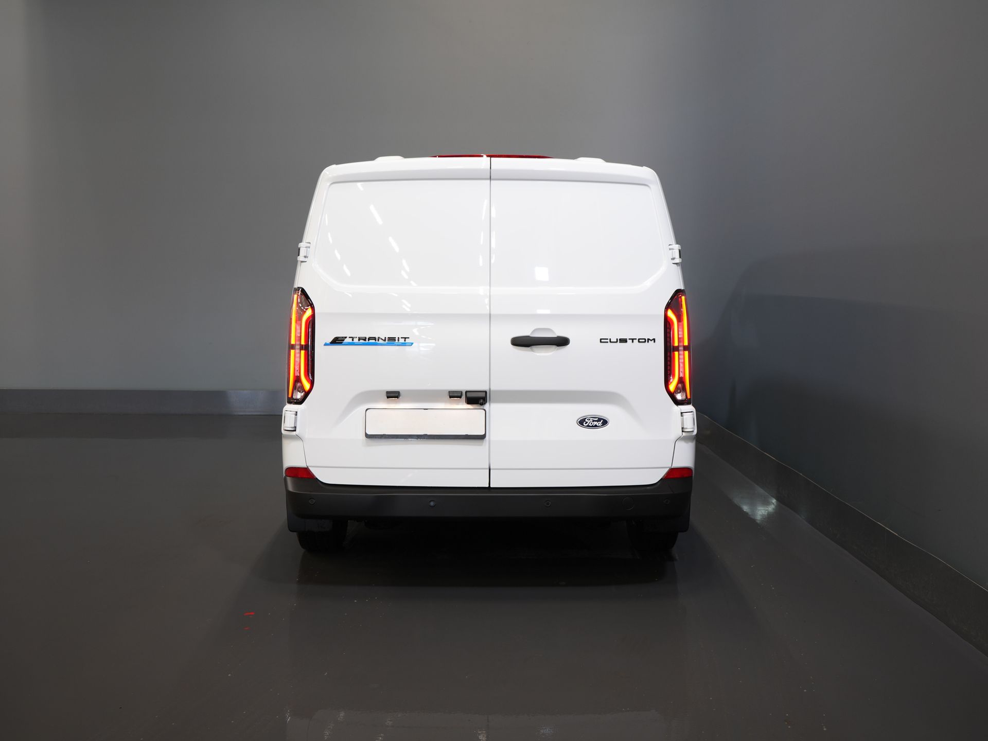 Ford E-Transit Custom Bestelbus 320 L2 65 kWh 330 km WLTP 2.3t Trekverm./ Snellader/ LED/ Standkachel/ Stoelverw./ Stuur.Verw./ Voorruit.Verw./ Carplay/ Camera/