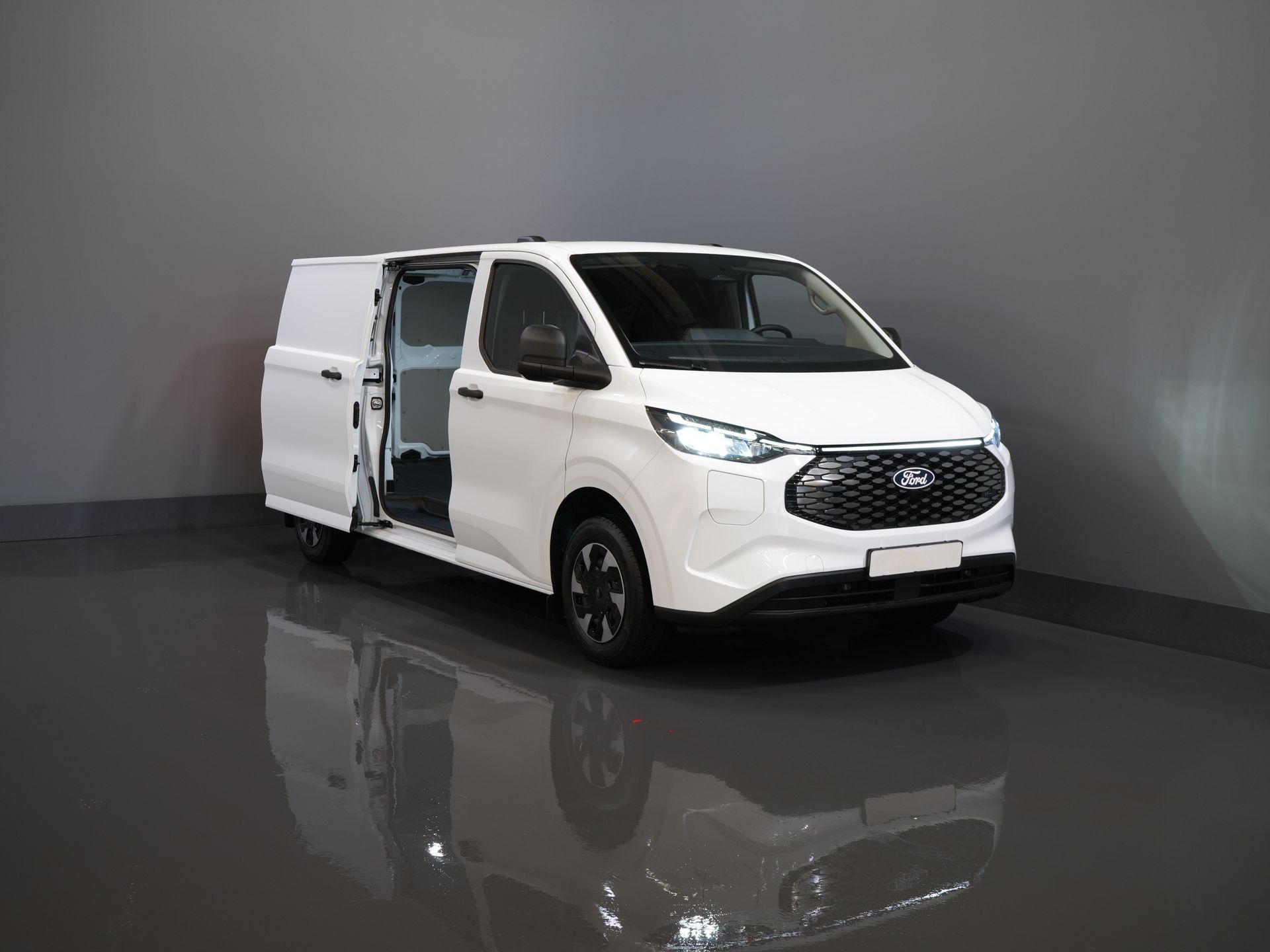 Ford E-Transit Custom Bestelbus 320 L2 65 kWh 330 km WLTP 2.3t Trekverm./ Snellader/ LED/ Standkachel/ Stoelverw./ Stuur.Verw./ Voorruit.Verw./ Carplay/ Camera/