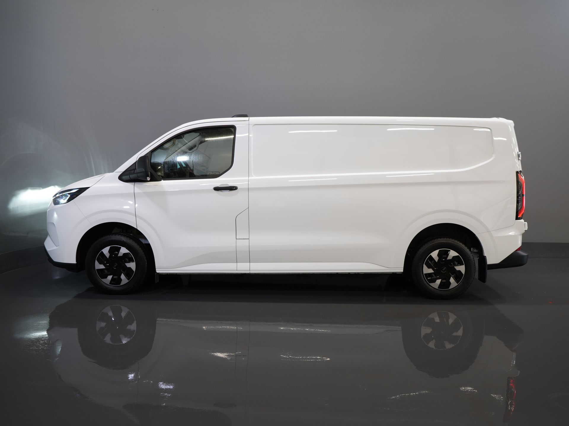 Ford E-Transit Custom Bestelbus 320 L2 65 kWh 330 km WLTP 2.3t Trekverm./ Snellader/ LED/ Standkachel/ Stoelverw./ Stuur.Verw./ Voorruit.Verw./ Carplay/ Camera/