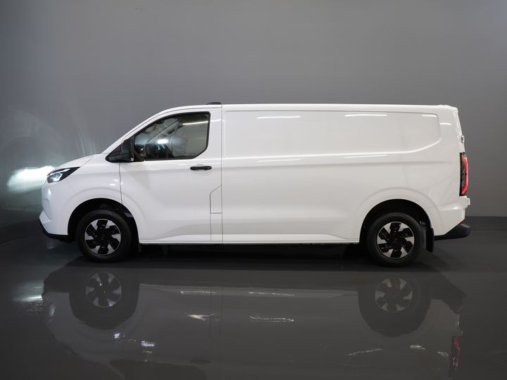 Ford E-Transit Custom Bestelbus 320 L2 65 kWh 330 km WLTP 2.3t Trekverm./ Snellader/ LED/ Standkachel/ Stoelverw./ Stuur.Verw./ Voorruit.Verw./ Carplay/ Camera/