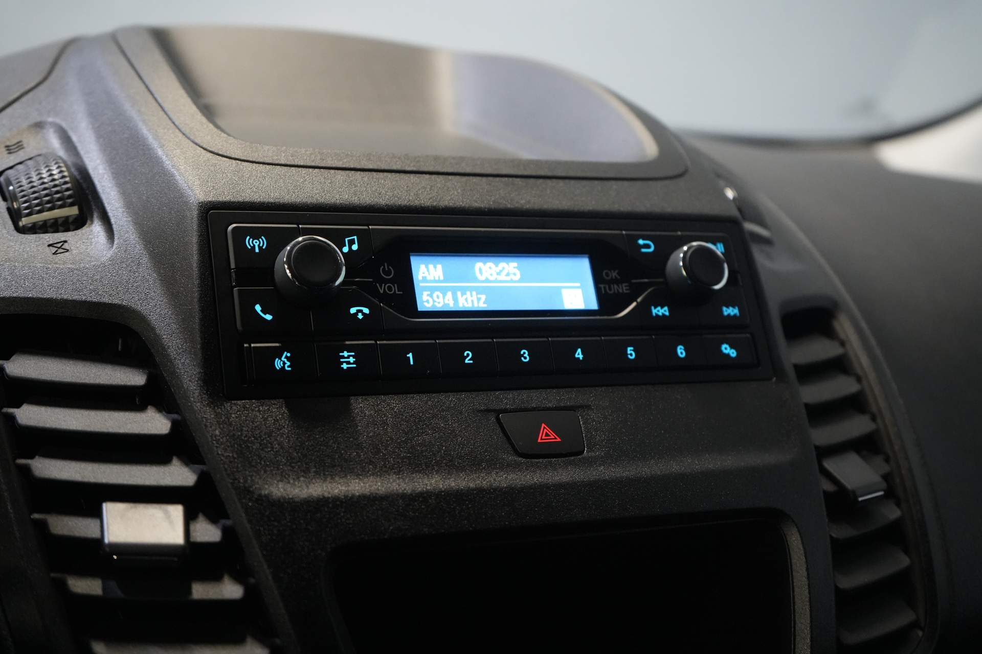 Ford Transit Connect Transporter 1.0 100 PS L2 BENZINE DE Auto/ 3 Pers./ Anhängevorrichtung/ DAB/ Cruise/ Airco