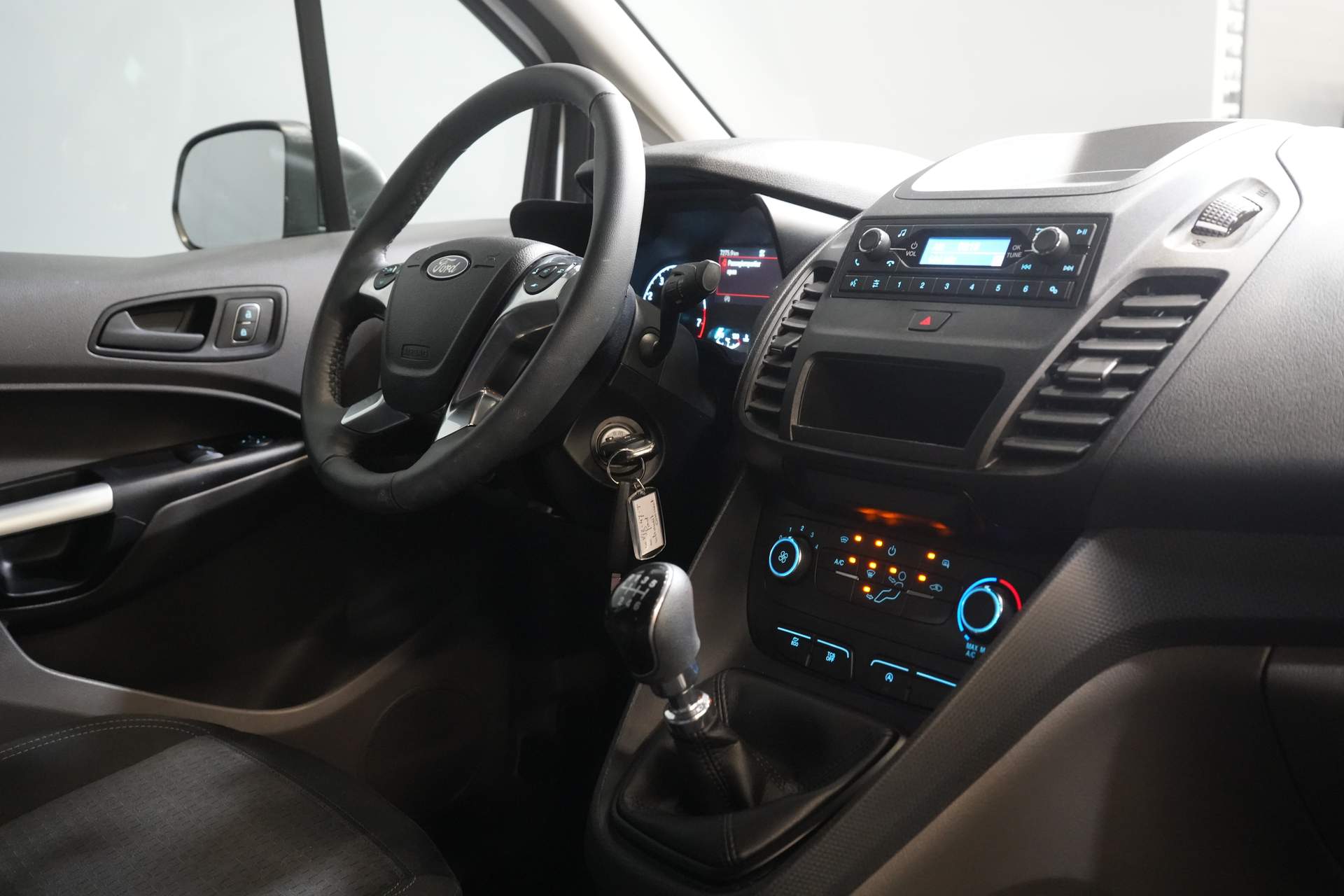 Ford Transit Connect Transporter 1.0 100 PS L2 BENZINE DE Auto/ 3 Pers./ Anhängevorrichtung/ DAB/ Cruise/ Airco