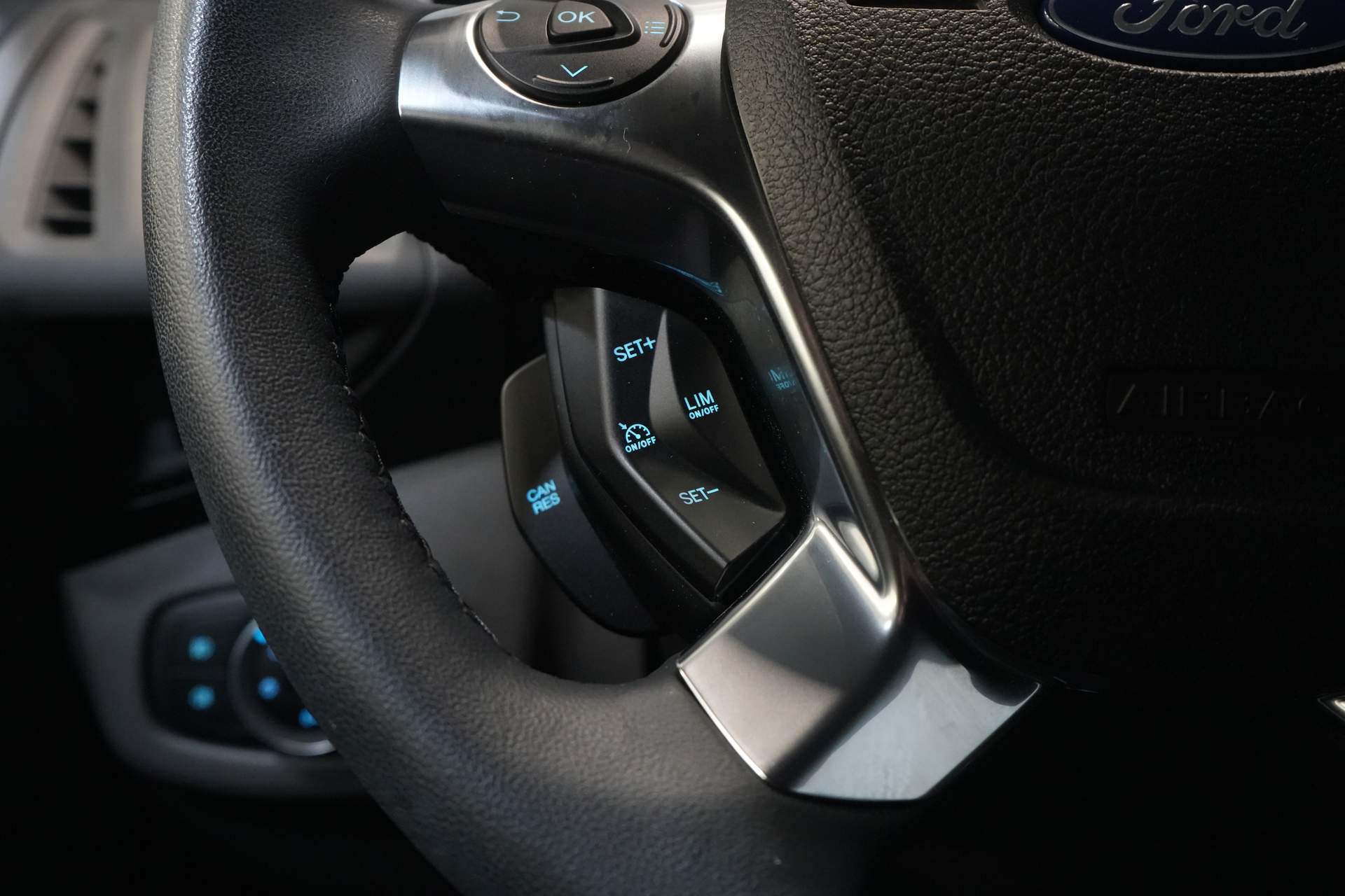 Ford Transit Connect Transporter 1.0 100 PS L2 BENZINE DE Auto/ 3 Pers./ Anhängevorrichtung/ DAB/ Cruise/ Airco