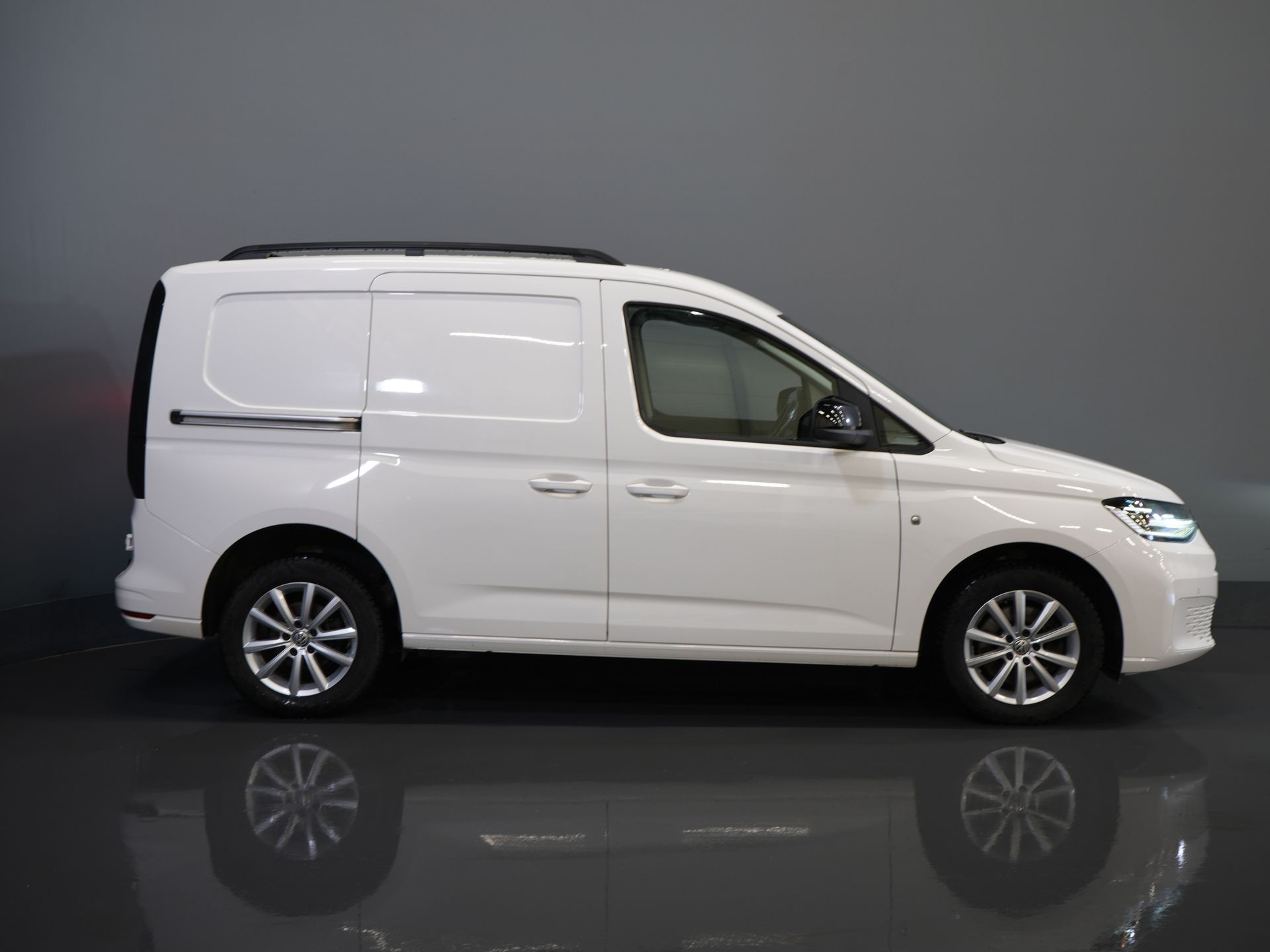 Volkswagen Caddy Cargo Fourgon 2.0 TDI 125 ch DSG Aut. LED/ Concessionnaire Ond./ Chauffage auxiliaire/ Sièges chauffants/ Carplay/ Caméra/ PDC/ LMV/ Cruise/ Attelage/ Climatisation