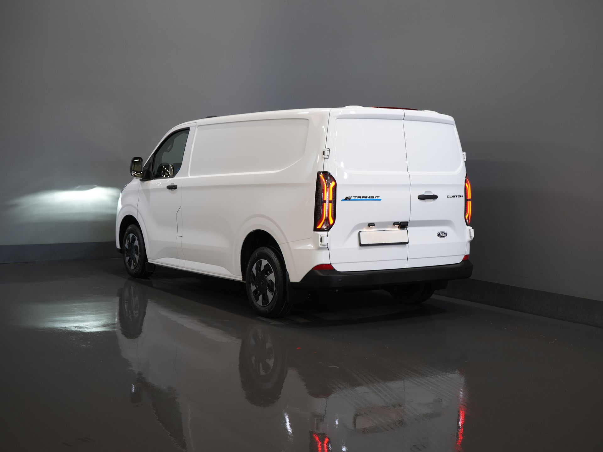 Ford E-Transit Custom Furgone 320 Trend 65 kWh 330 km WLTP LED/ Caricatore rapido/ 2,3 t di traino/ Sedili riscaldati/ Carplay/ Climatizzatore/ Telecamera/ PDC/ Cruise control