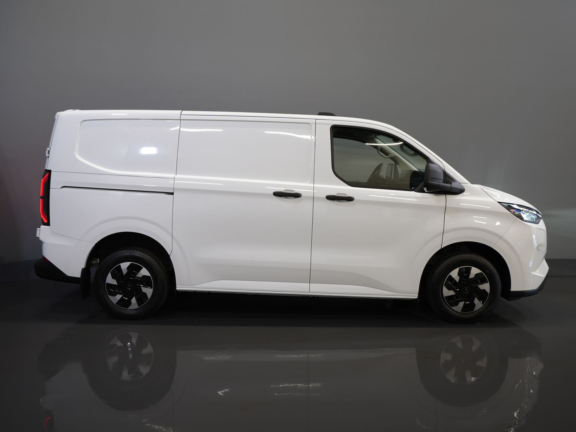 Ford E-Transit Custom Furgone 320 Trend 65 kWh 330 km WLTP LED/ Caricatore rapido/ 2,3 t di traino/ Sedili riscaldati/ Carplay/ Climatizzatore/ Telecamera/ PDC/ Cruise control