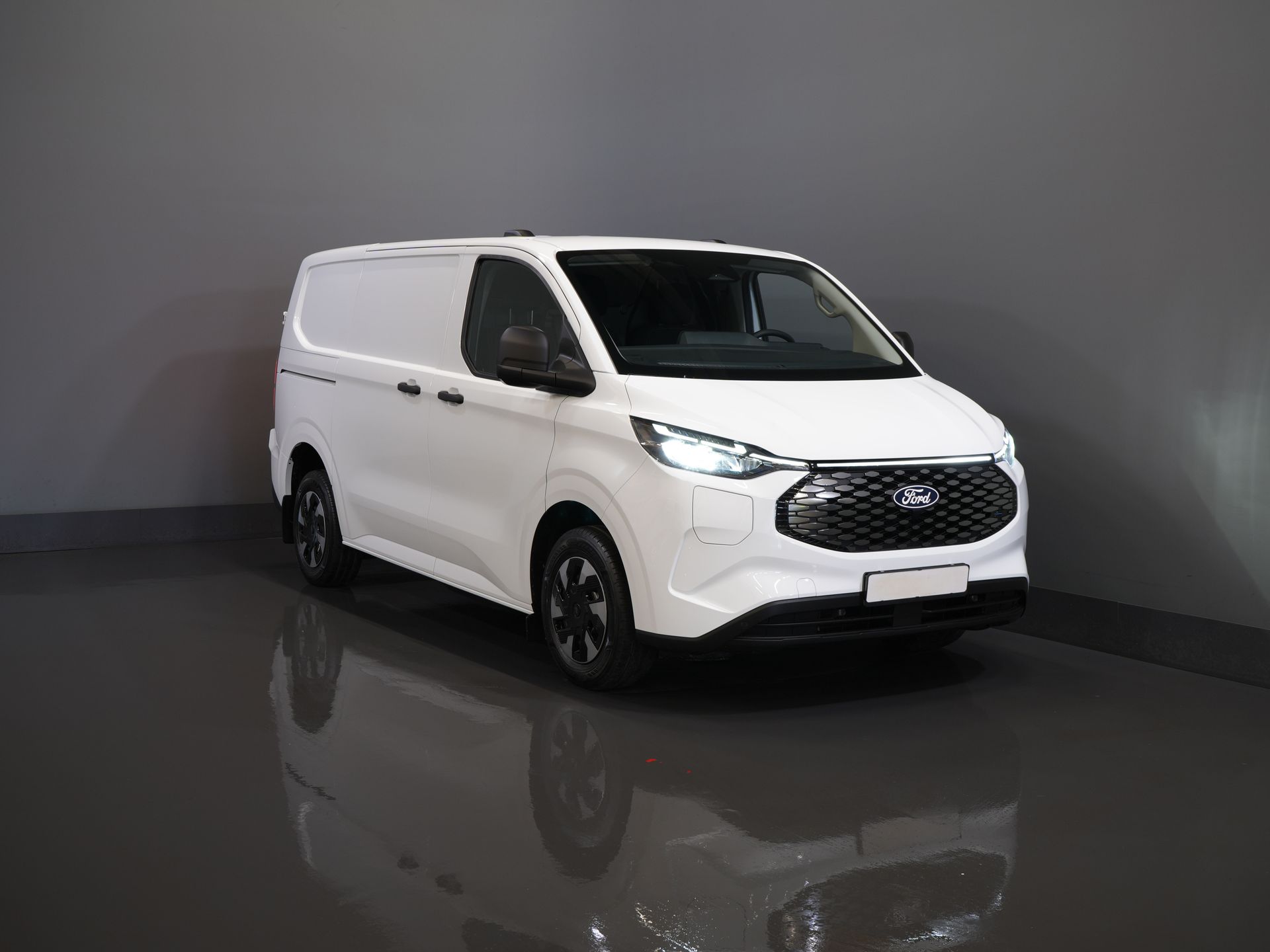 Ford E-Transit Custom Furgone 320 Trend 65 kWh 330 km WLTP LED/ Caricatore rapido/ 2,3 t di traino/ Sedili riscaldati/ Carplay/ Climatizzatore/ Telecamera/ PDC/ Cruise control