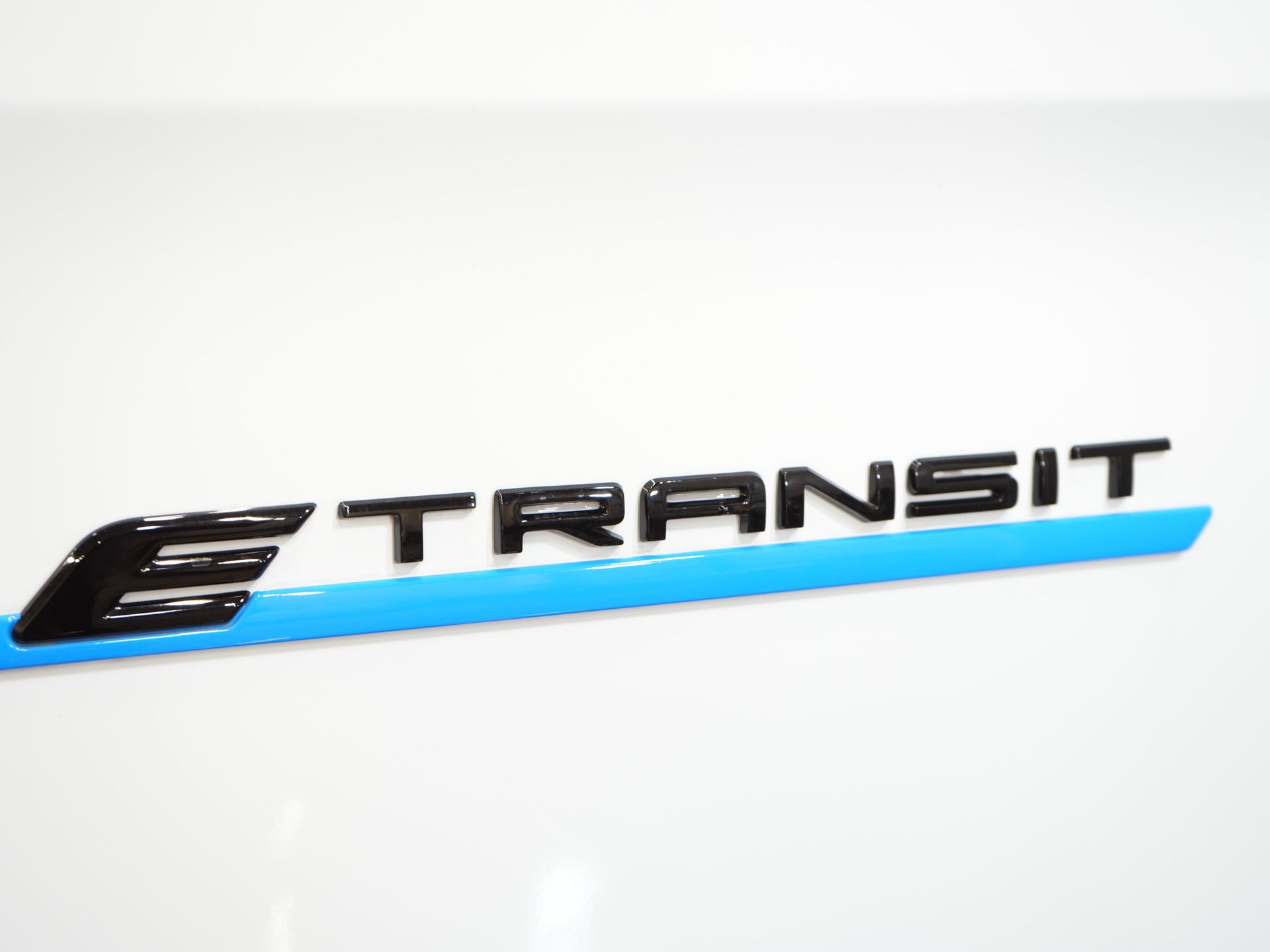 Ford E-Transit Custom Furgone 320 Trend 65 kWh 330 km WLTP LED/ Caricatore rapido/ 2,3 t di traino/ Sedili riscaldati/ Carplay/ Climatizzatore/ Telecamera/ PDC/ Cruise control