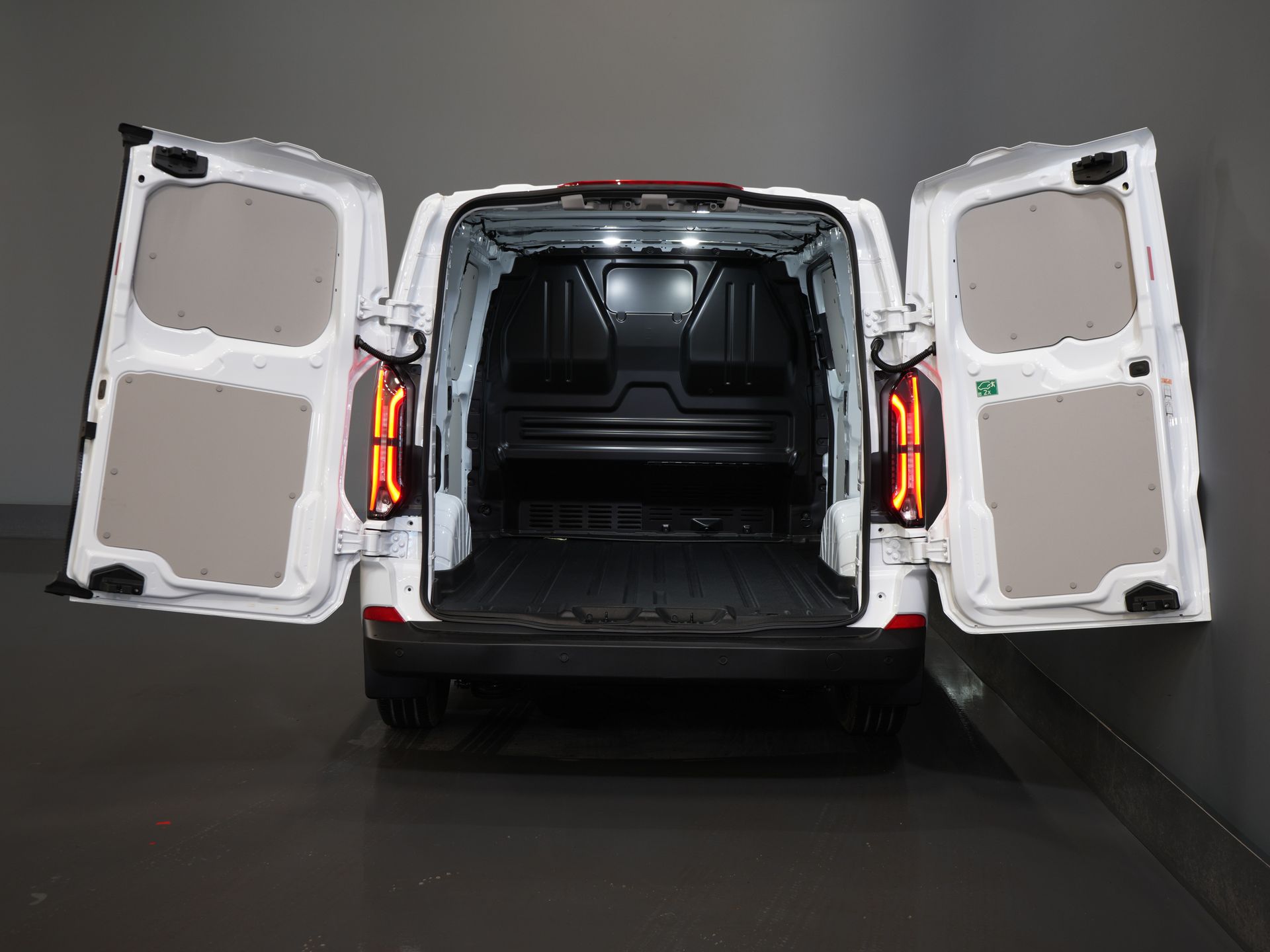 Ford E-Transit Custom Furgone 320 Trend 65 kWh 330 km WLTP LED/ Caricatore rapido/ 2,3 t di traino/ Sedili riscaldati/ Carplay/ Climatizzatore/ Telecamera/ PDC/ Cruise control