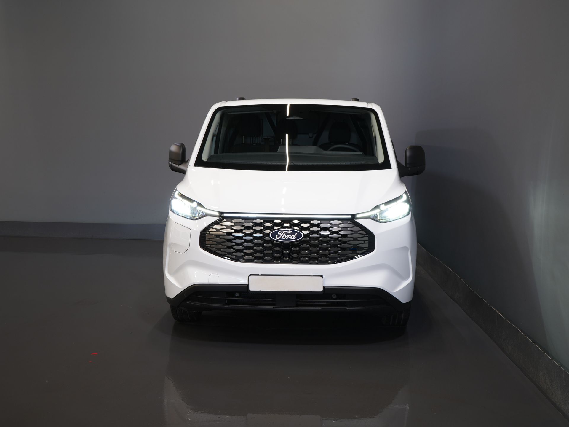 Ford E-Transit Custom Furgone 320 Trend 65 kWh 330 km WLTP LED/ Caricatore rapido/ 2,3 t di traino/ Sedili riscaldati/ Carplay/ Climatizzatore/ Telecamera/ PDC/ Cruise control