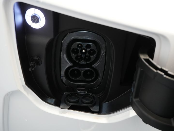 Ford E-Transit Custom Furgone 320 Trend 65 kWh 330 km WLTP LED/ Caricatore rapido/ 2,3 t di traino/ Sedili riscaldati/ Carplay/ Climatizzatore/ Telecamera/ PDC/ Cruise control