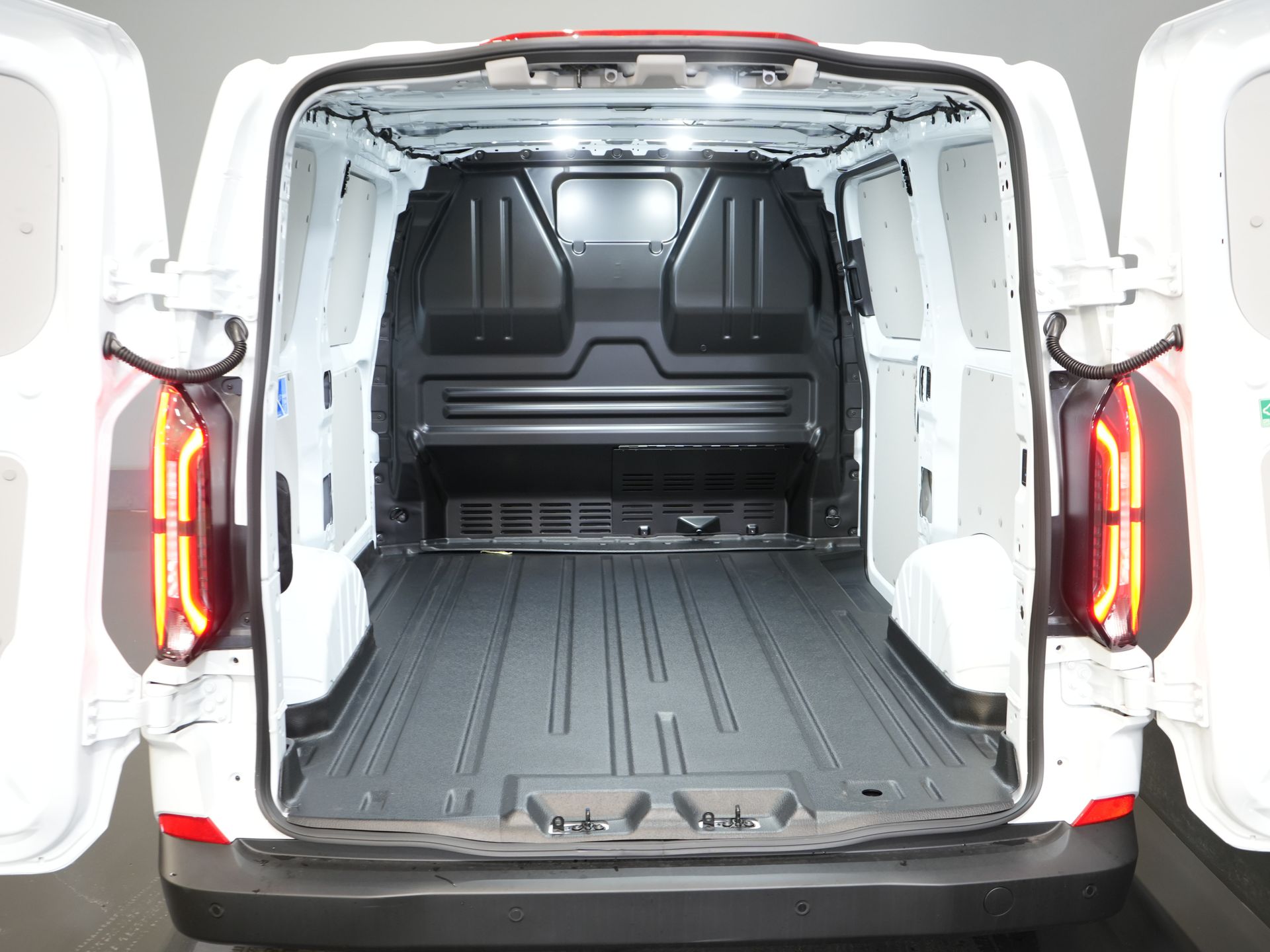 Ford E-Transit Custom Furgone 320 Trend 65 kWh 330 km WLTP LED/ Caricatore rapido/ 2,3 t di traino/ Sedili riscaldati/ Carplay/ Climatizzatore/ Telecamera/ PDC/ Cruise control