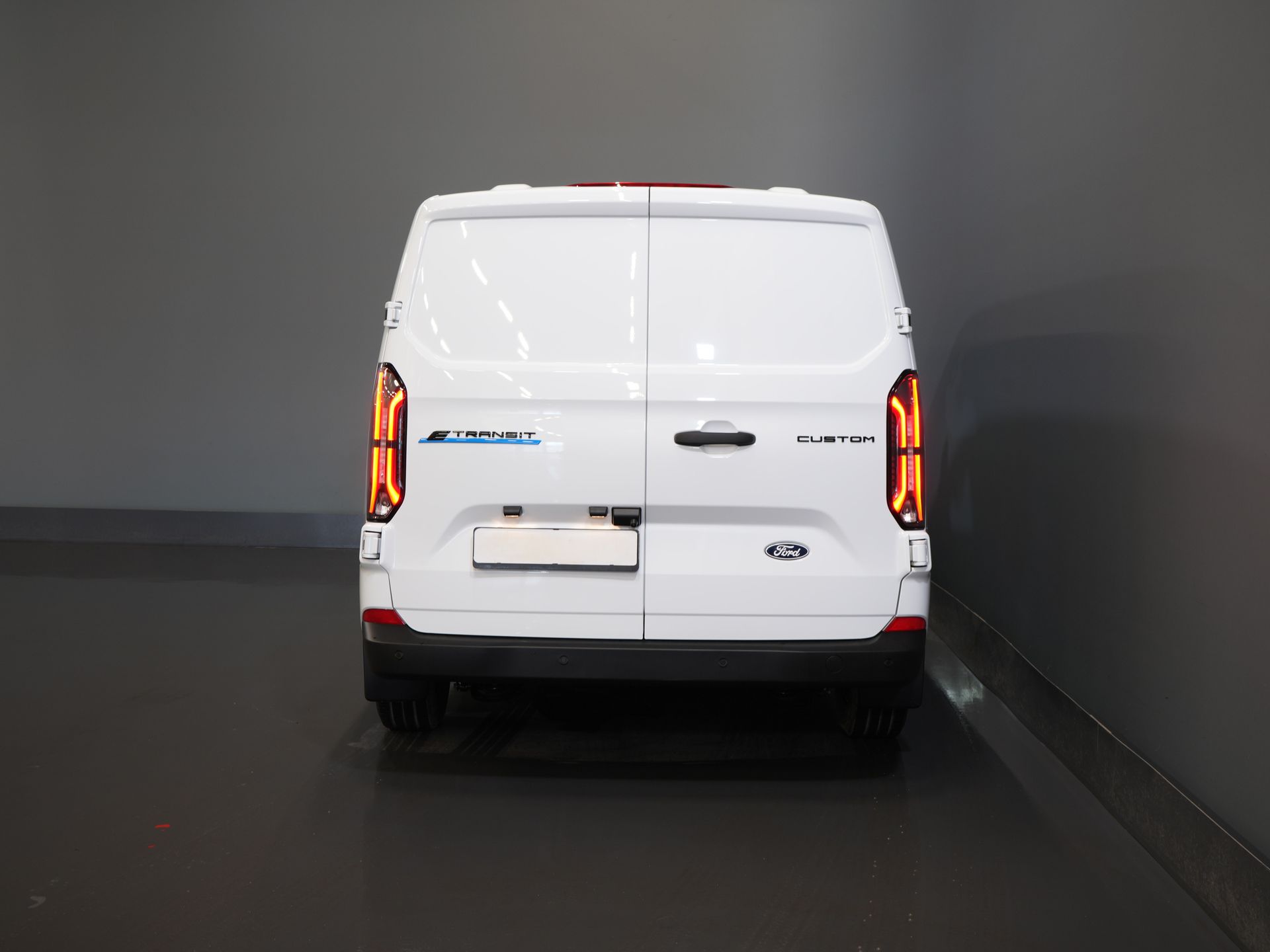 Ford E-Transit Custom Furgone 320 Trend 65 kWh 330 km WLTP LED/ Caricatore rapido/ 2,3 t di traino/ Sedili riscaldati/ Carplay/ Climatizzatore/ Telecamera/ PDC/ Cruise control