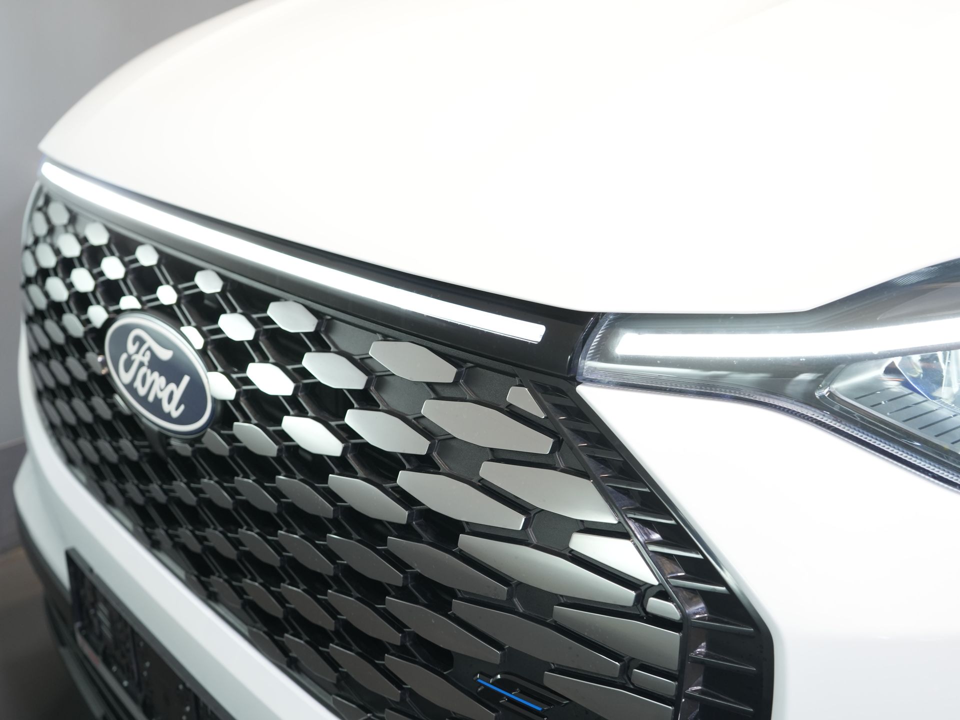 Ford E-Transit Custom Furgone 320 Trend 65 kWh 330 km WLTP LED/ Caricatore rapido/ 2,3 t di traino/ Sedili riscaldati/ Carplay/ Climatizzatore/ Telecamera/ PDC/ Cruise control