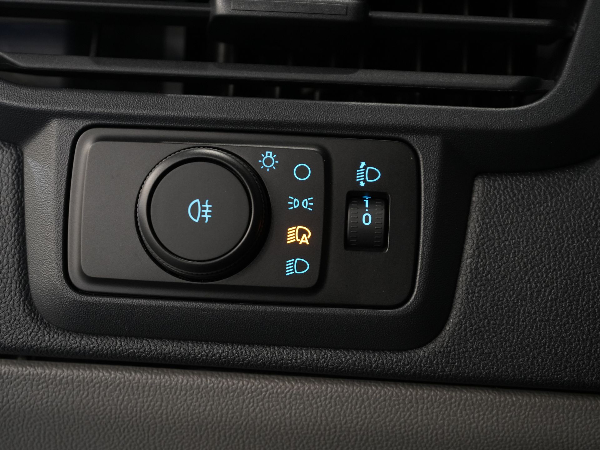 Ford E-Transit Custom Furgone 320 Trend 65 kWh 330 km WLTP LED/ Caricatore rapido/ 2,3 t di traino/ Sedili riscaldati/ Carplay/ Climatizzatore/ Telecamera/ PDC/ Cruise control