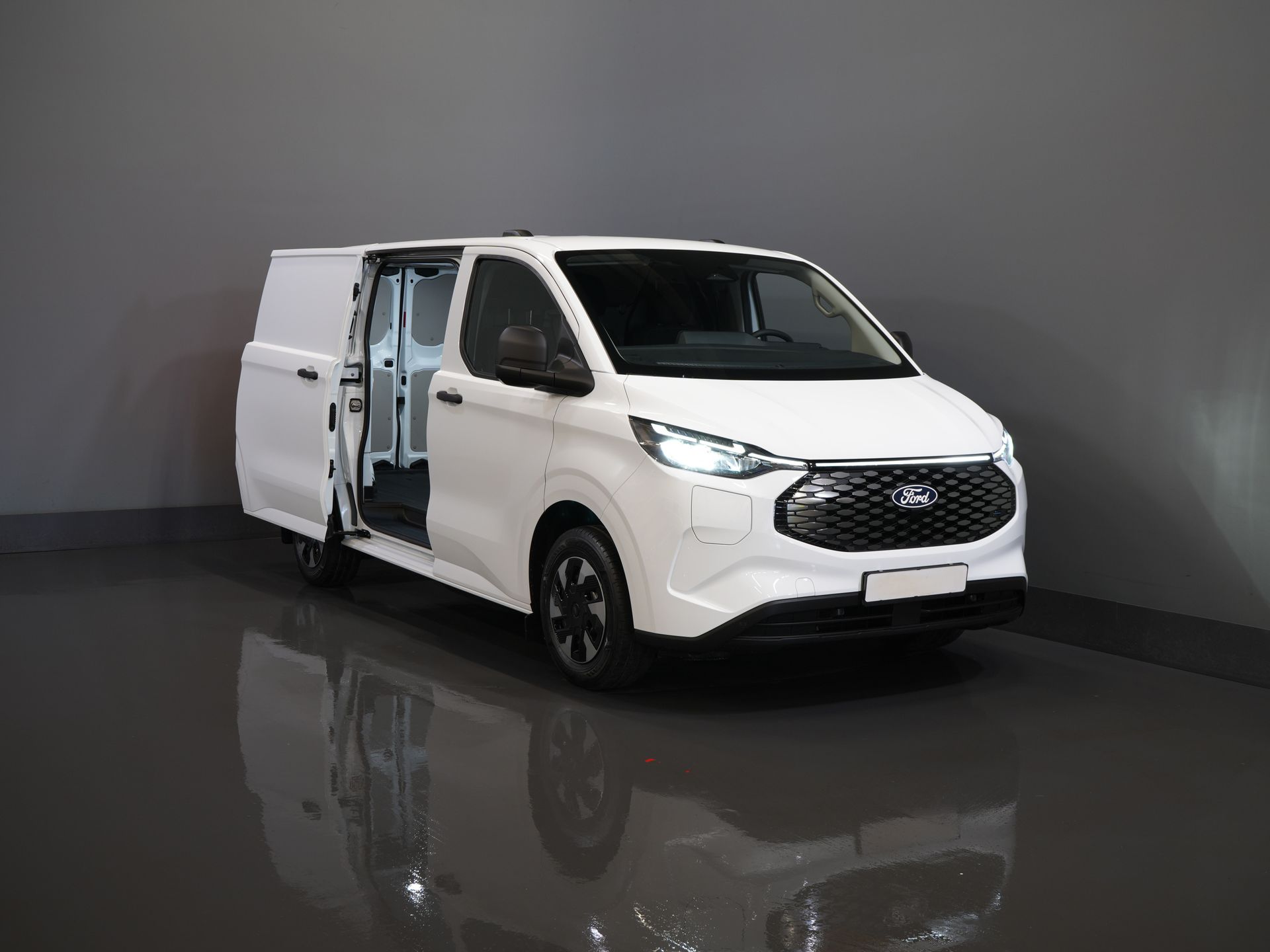 Ford E-Transit Custom Furgone 320 Trend 65 kWh 330 km WLTP LED/ Caricatore rapido/ 2,3 t di traino/ Sedili riscaldati/ Carplay/ Climatizzatore/ Telecamera/ PDC/ Cruise control