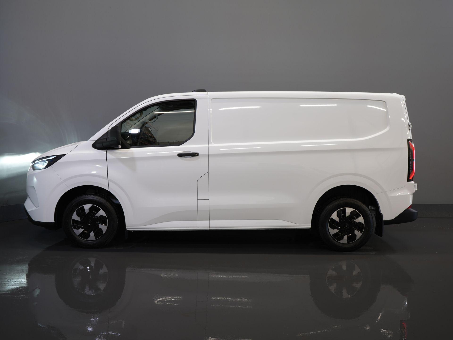Ford E-Transit Custom Furgone 320 Trend 65 kWh 330 km WLTP LED/ Caricatore rapido/ 2,3 t di traino/ Sedili riscaldati/ Carplay/ Climatizzatore/ Telecamera/ PDC/ Cruise control