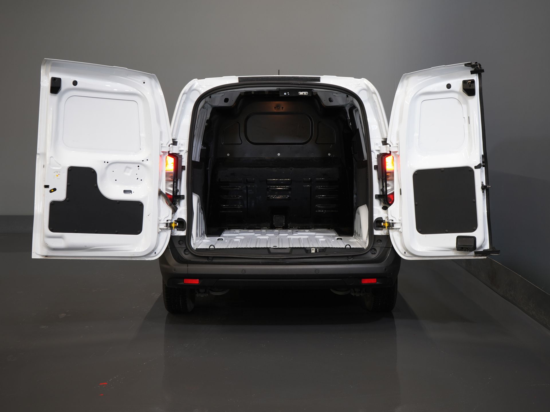 Ford Transit Courier Bestelbus 1.0 Trend 100 pk BENZINE BPM VRIJ! Garantie 05-2029/ Carplay/ Virtual Cockpit/ Airco/ Cruise