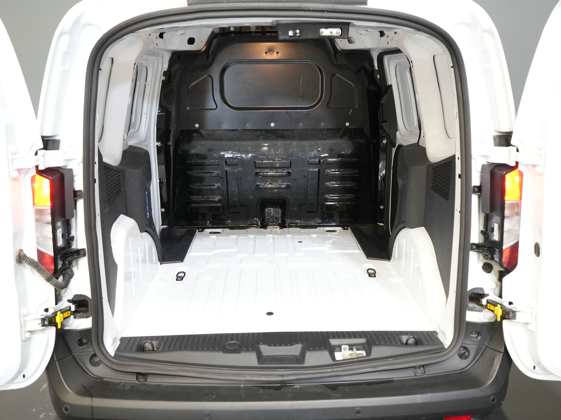 Ford Transit Courier Bestelbus 1.0 Trend 100 pk BENZINE BPM VRIJ! Garantie 05-2029/ Carplay/ Virtual Cockpit/ Airco/ Cruise