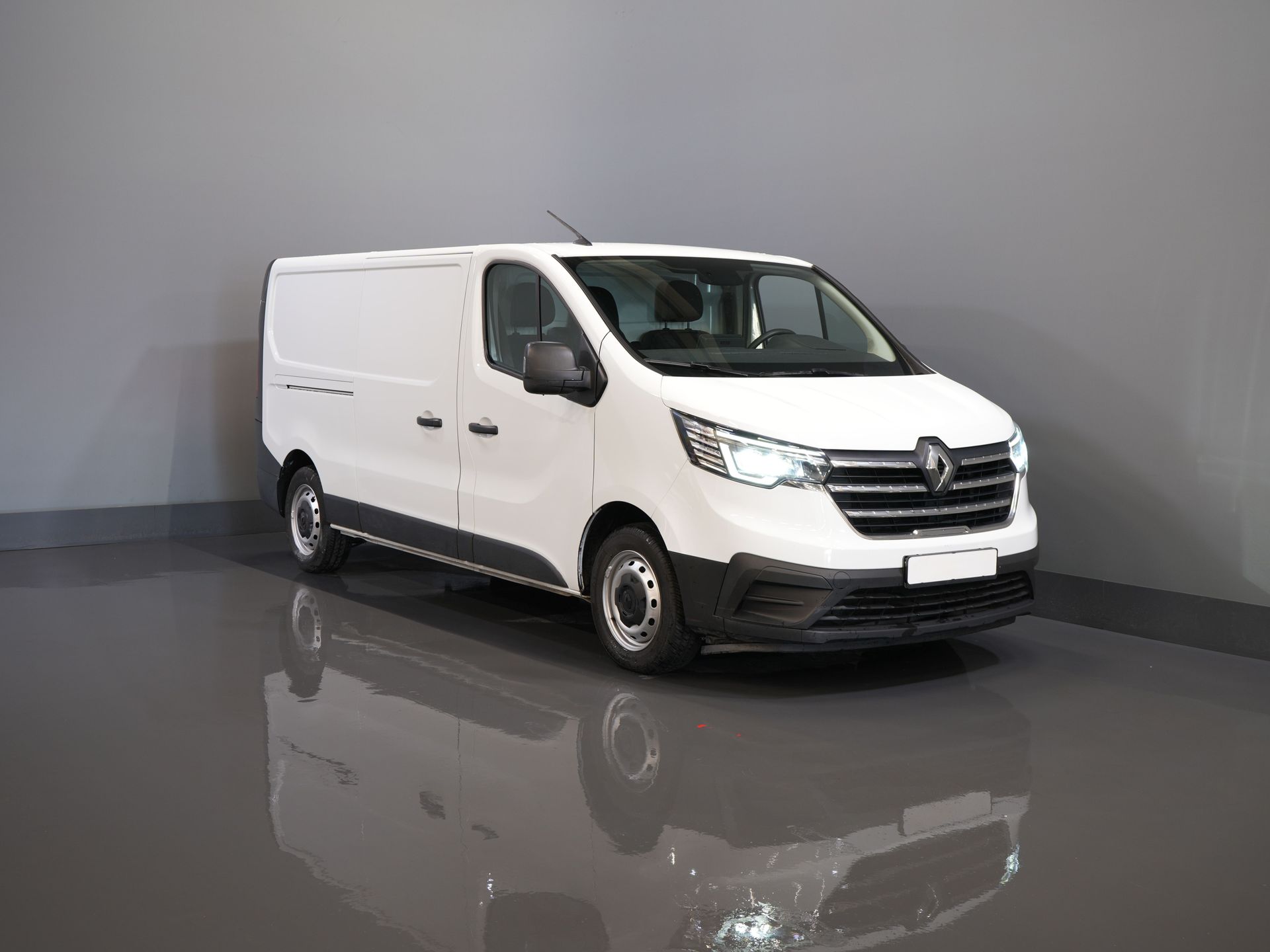 Renault Trafic Bestelbus 2.0 dCi 130 pk L2 BPM VRIJ! LED/ Navi/ Carplay/ PDC/ Cruise/ Airco