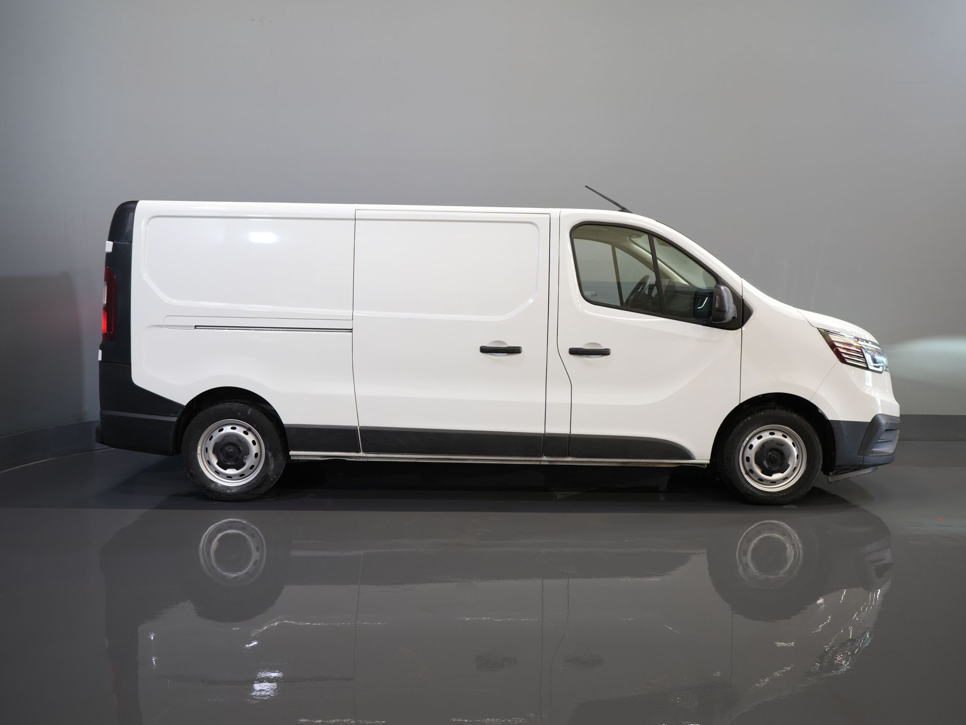Renault Trafic Bestelbus 2.0 dCi 130 pk L2 BPM VRIJ! LED/ Navi/ Carplay/ PDC/ Cruise/ Airco