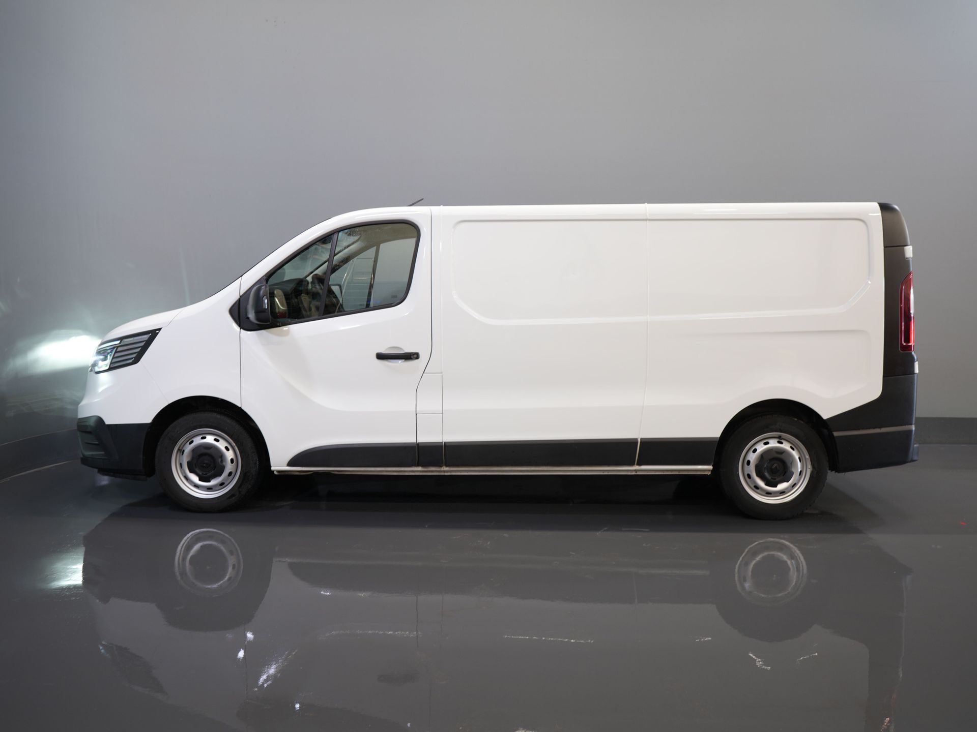 Renault Trafic Bestelbus 2.0 dCi 130 pk L2 BPM VRIJ! LED/ Navi/ Carplay/ PDC/ Cruise/ Airco