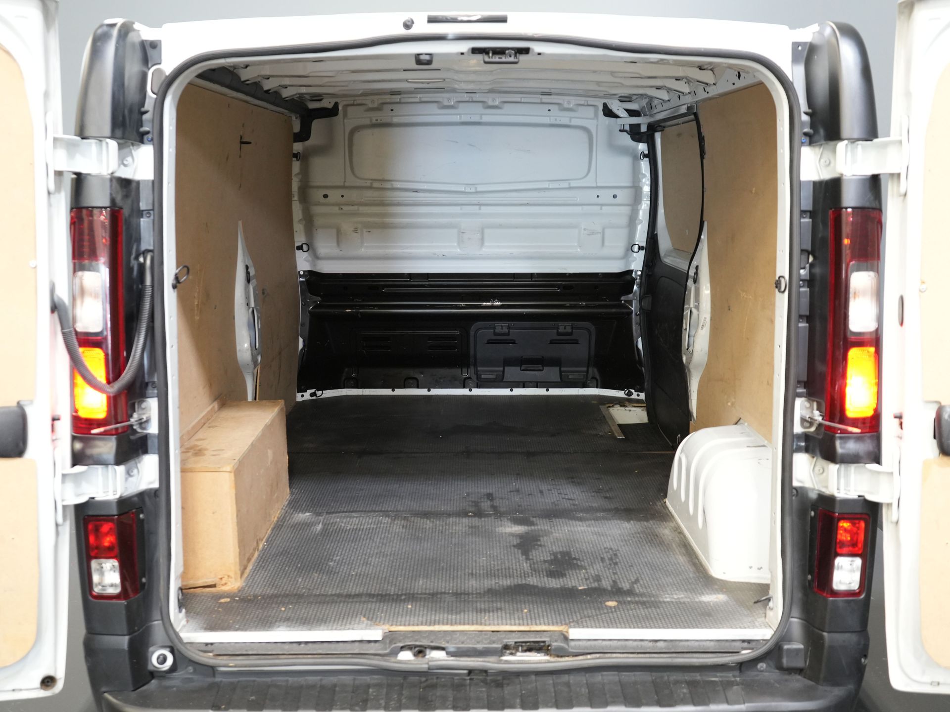 Renault Trafic Bestelbus 2.0 dCi 130 pk L2 BPM VRIJ! LED/ Navi/ Carplay/ PDC/ Cruise/ Airco