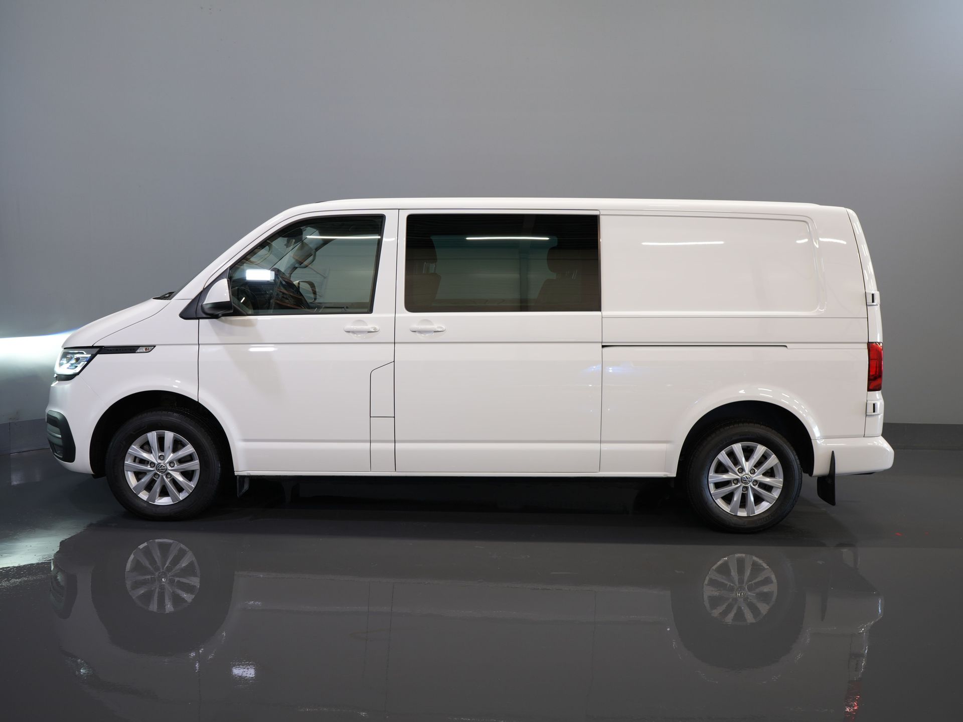 Volkswagen Transporter Furgoneta 2.0 TDI 150 CV Aut. L2 DC Doble Cabina ¡BPM GRATIS! Ready2Go 2xPuerta corredera/ Adapt Cruise/ LED/ Calefacción de pie/ Calefacción de asiento/ Carplay/ Ca