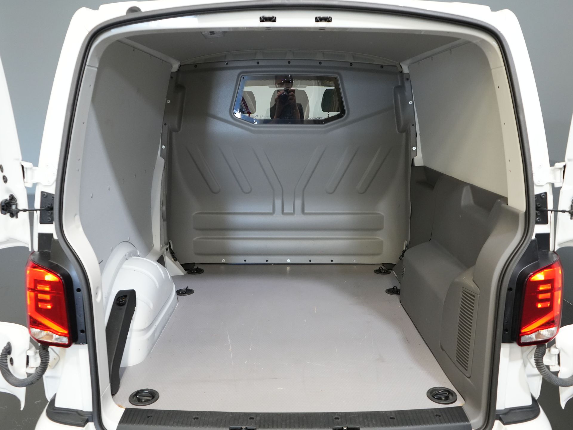Volkswagen Transporter Furgoneta 2.0 TDI 150 CV Aut. L2 DC Doble Cabina ¡BPM GRATIS! Ready2Go 2xPuerta corredera/ Adapt Cruise/ LED/ Calefacción de pie/ Calefacción de asiento/ Carplay/ Ca