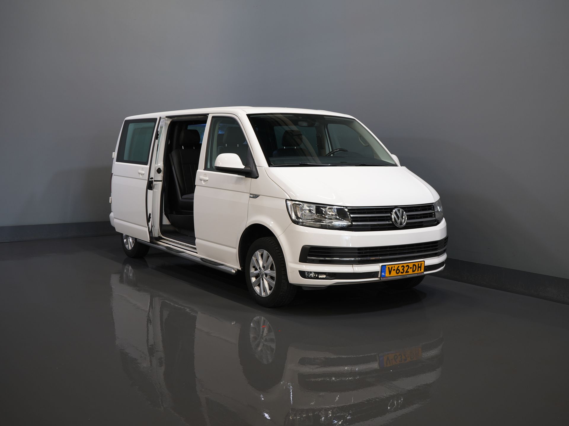 Volkswagen Transporter Bestelbus T6 2.0 TDI 150 pk DSG Aut. L2 Highline E6 DC Dubbel Cabine BPM VRIJ! Carplay/ Alarm/ Leder/ Cruise/ PDC/ Sidebars/ Trekhaak/ LMV