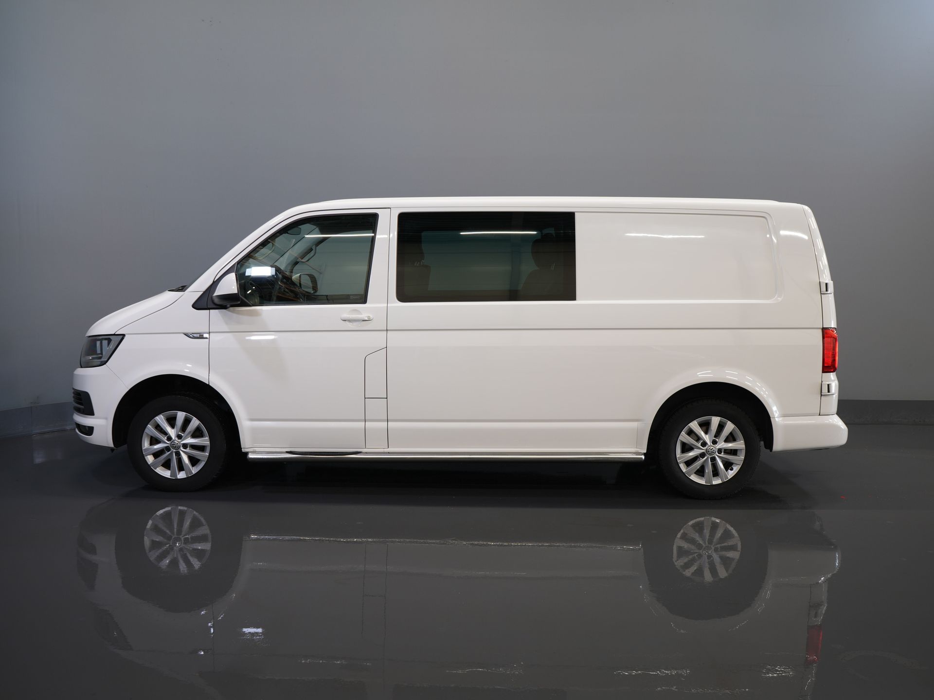 Volkswagen Transporter Bestelbus T6 2.0 TDI 150 pk DSG Aut. L2 Highline E6 DC Dubbel Cabine BPM VRIJ! Carplay/ Alarm/ Leder/ Cruise/ PDC/ Sidebars/ Trekhaak/ LMV