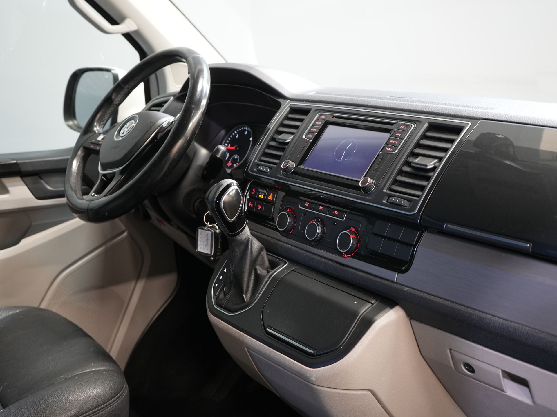 Volkswagen Transporter Bestelbus T6 2.0 TDI 150 pk DSG Aut. L2 Highline E6 DC Dubbel Cabine BPM VRIJ! Carplay/ Alarm/ Leder/ Cruise/ PDC/ Sidebars/ Trekhaak/ LMV