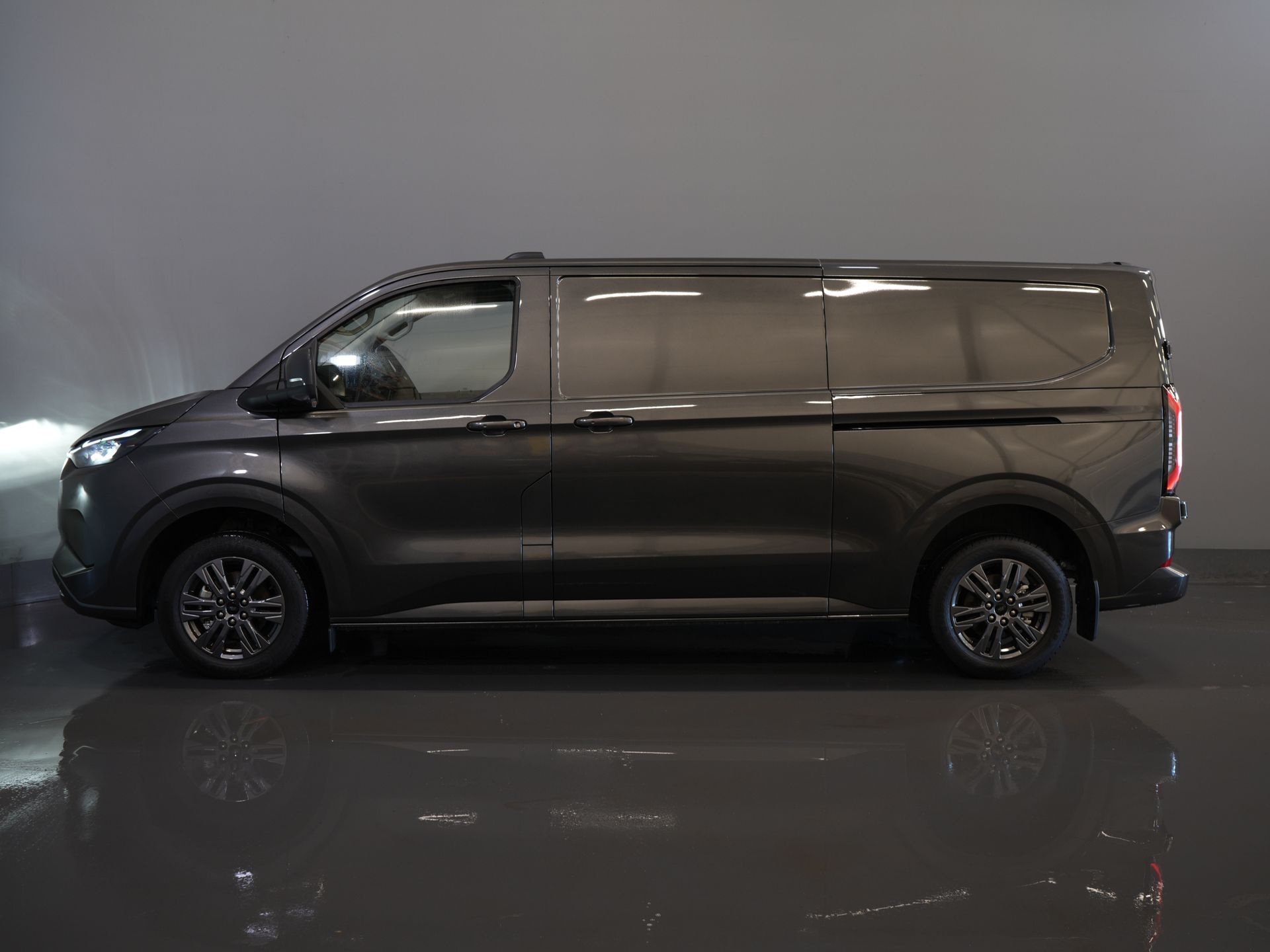 Ford E-Transit Custom Van 340 71 kWh 218 CV 340 km WLTP L2 Limited 2x Elek.Schuif/ 2.3t Trekverm./ Snellader/ Matrix LED/ B&O/ Adapt.Cruise/ Standkachel/ 