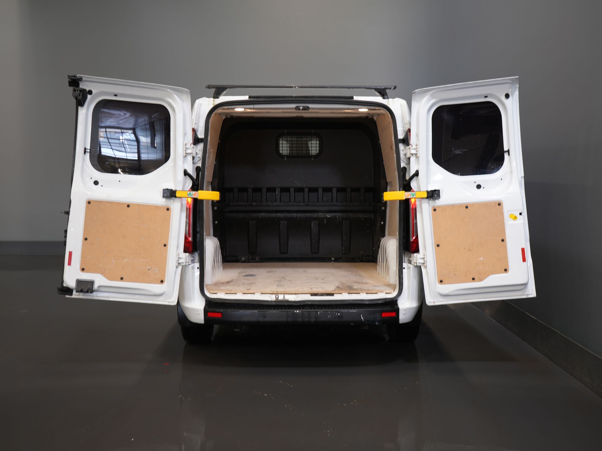 Ford Transit Custom Bestelbus 2.0 TDCI L2 Trend DC Dubbel Cabine Stoelverw./ Carplay/ 2.7t Trekverm./ Navi/ PDC/ Cruise