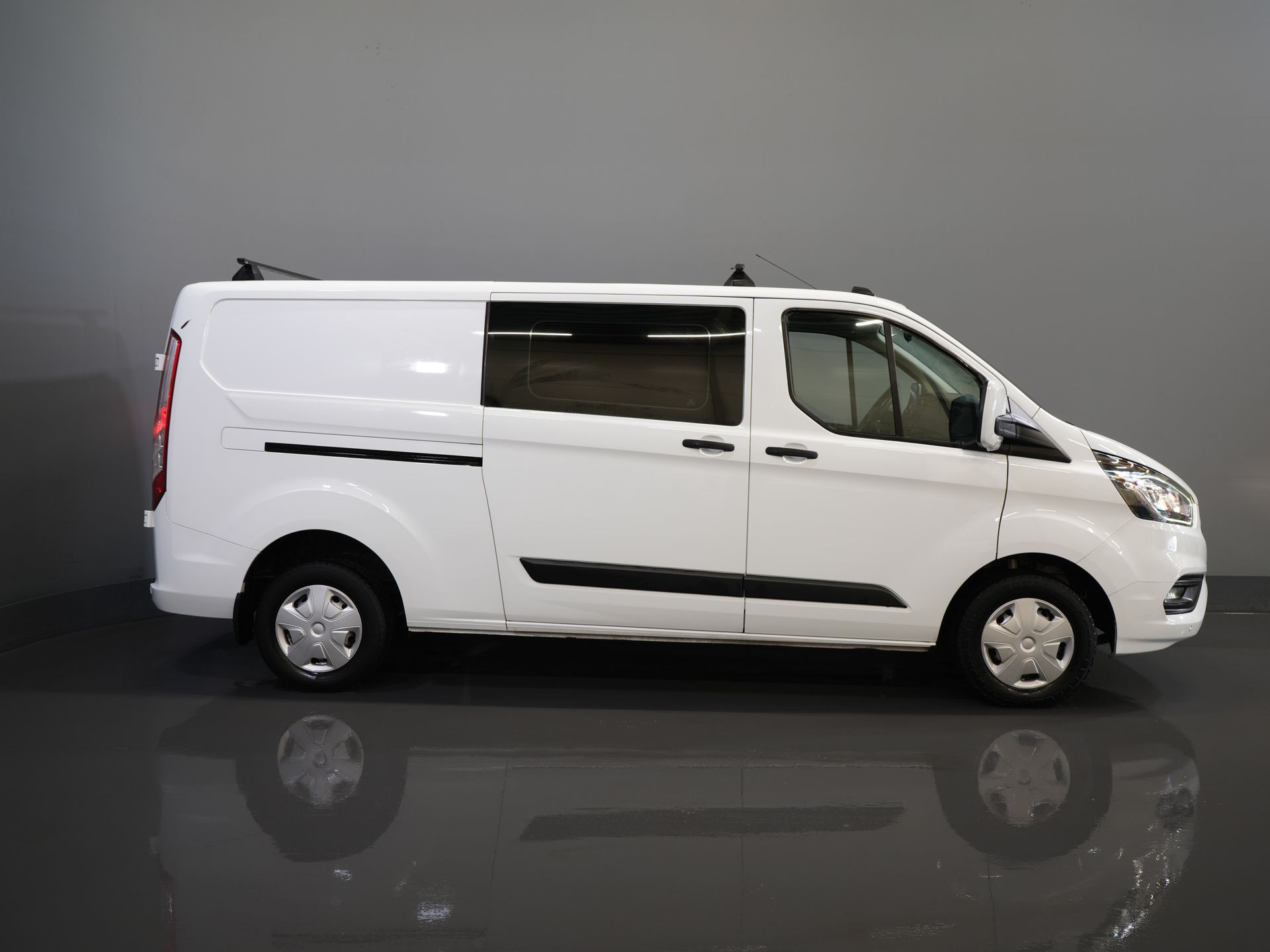 Ford Transit Custom Bestelbus 2.0 TDCI L2 Trend DC Dubbel Cabine Stoelverw./ Carplay/ 2.7t Trekverm./ Navi/ PDC/ Cruise