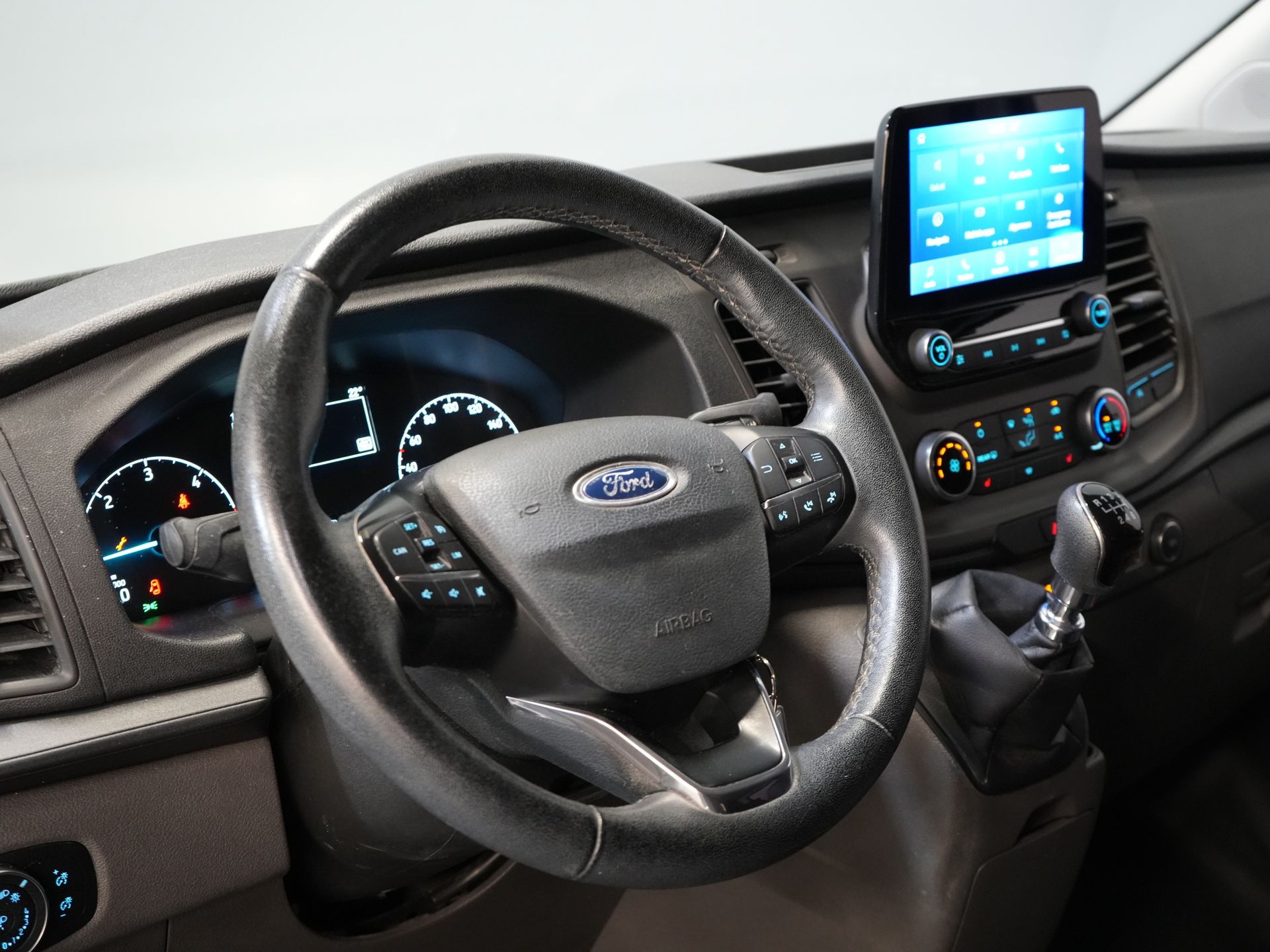 Ford Transit Custom Bestelbus 2.0 TDCI L2 Trend DC Dubbel Cabine Stoelverw./ Carplay/ 2.7t Trekverm./ Navi/ PDC/ Cruise