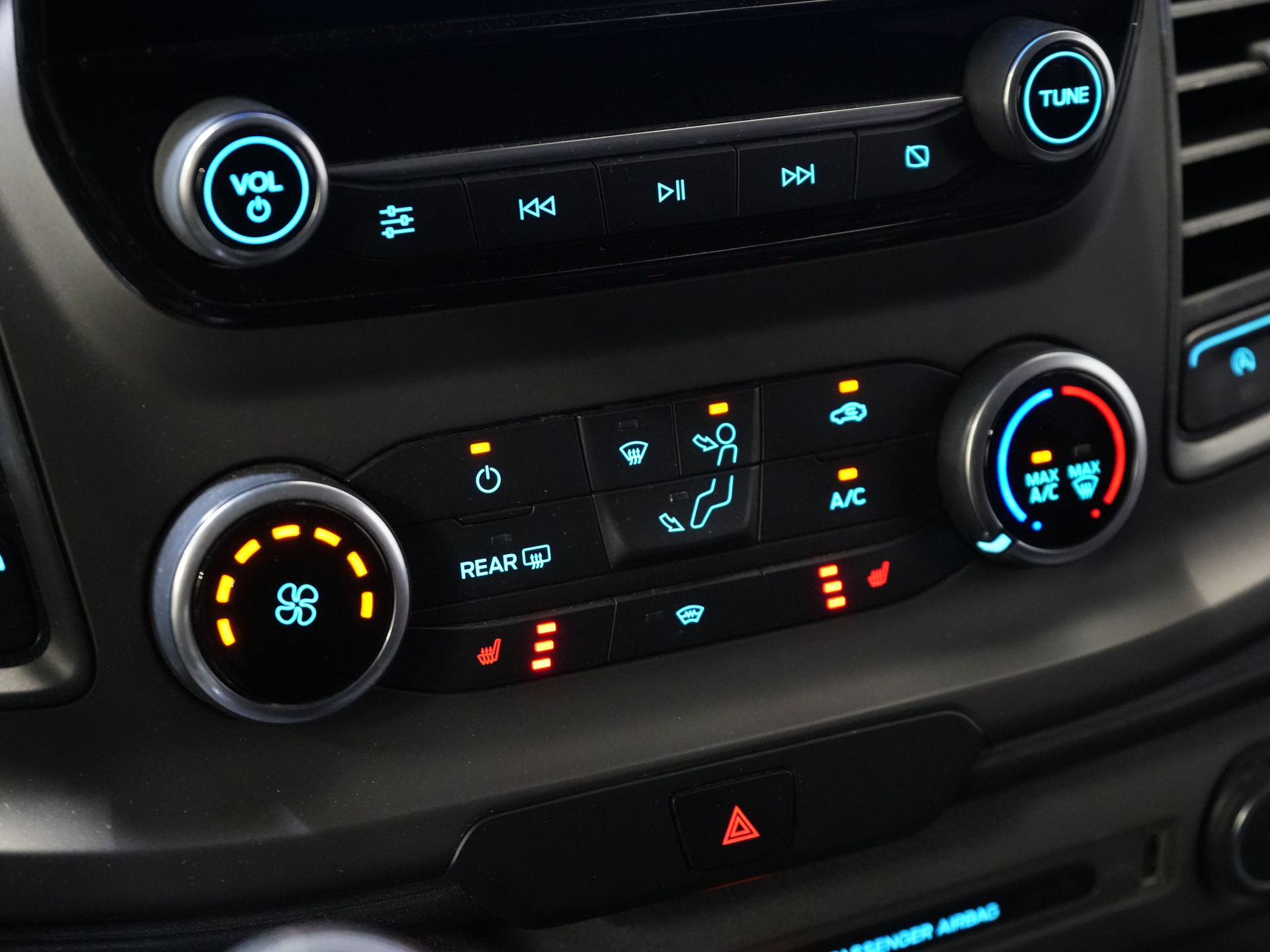 Ford Transit Custom Bestelbus 2.0 TDCI L2 Trend DC Dubbel Cabine Stoelverw./ Carplay/ 2.7t Trekverm./ Navi/ PDC/ Cruise