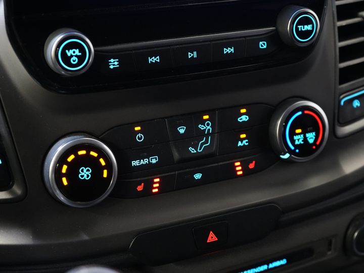 Ford Transit Custom Bestelbus 2.0 TDCI L2 Trend DC Dubbel Cabine Stoelverw./ Carplay/ 2.7t Trekverm./ Navi/ PDC/ Cruise