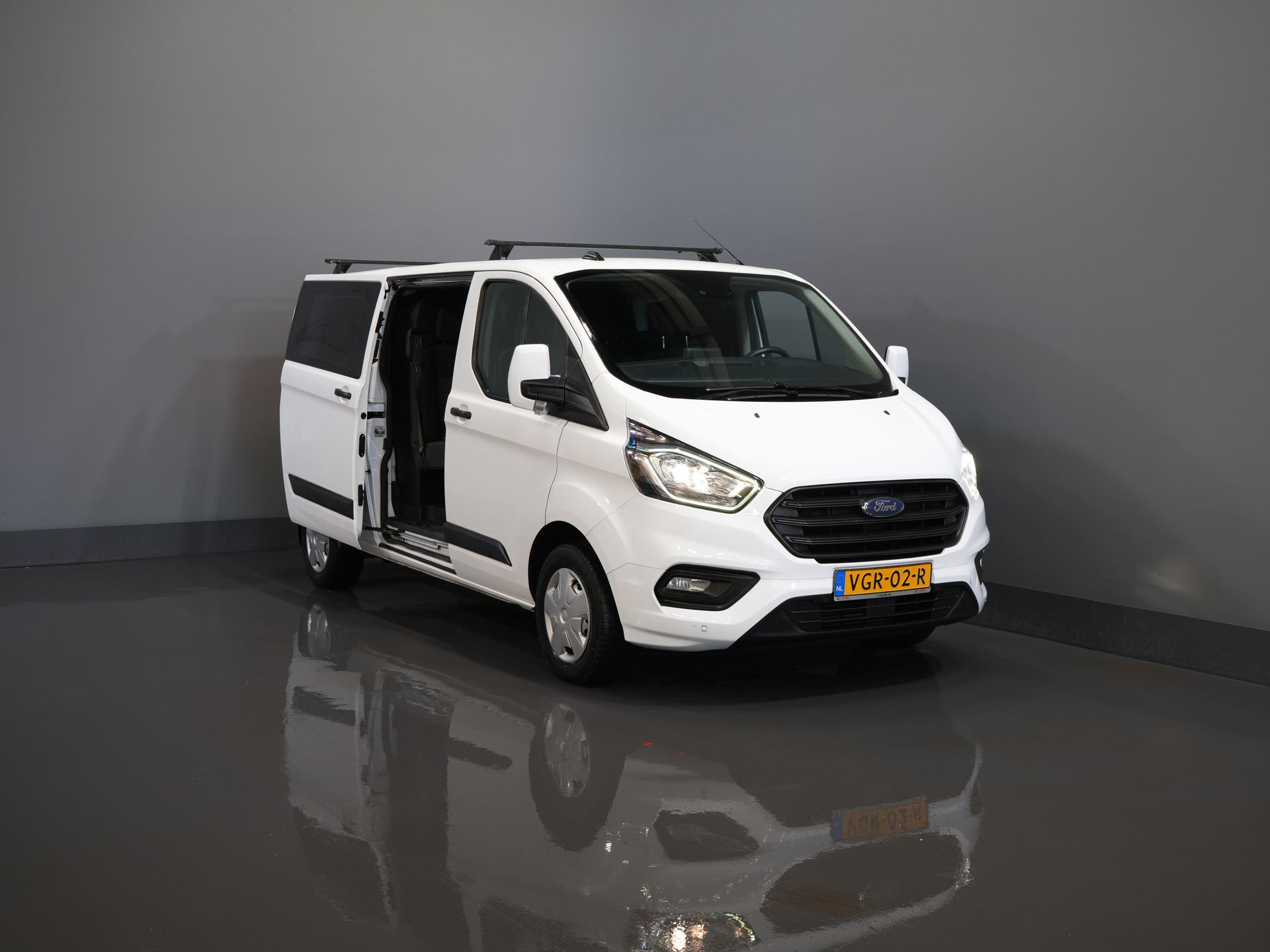 Ford Transit Custom Bestelbus 2.0 TDCI L2 Trend DC Dubbel Cabine Stoelverw./ Carplay/ 2.7t Trekverm./ Navi/ PDC/ Cruise