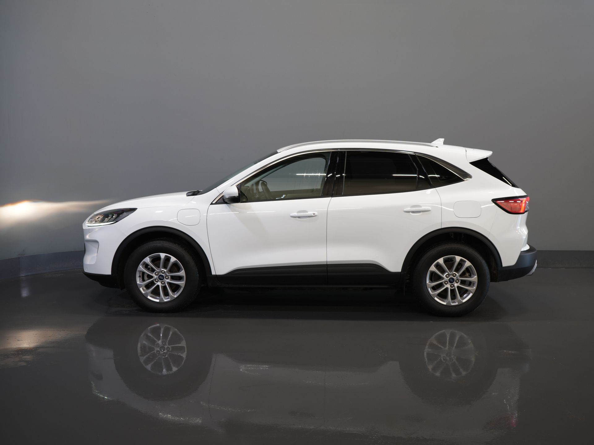 Ford Kuga SUV 2.5 PHEV 225 pk Titanium Navi/ Carplay/ Stoelverw./ Stuurverw./ Camera/ PDC/ Climate