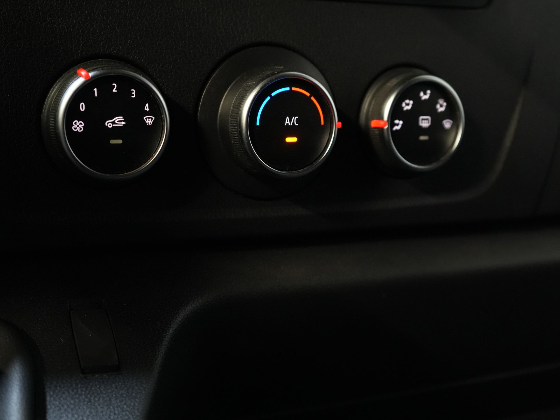 Opel Movano Lieferwagen 2.3 CDTI 135 PS L3H2 2x Schiebetür/ Dachgepäckträger + Leiter/ Innenausstattung/ PDC/ Anhängerkupplung/ Radio