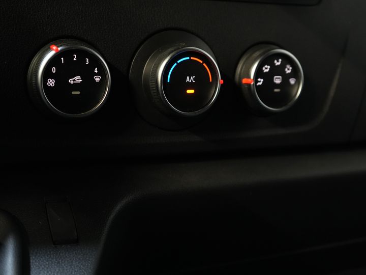 Opel Movano Lieferwagen 2.3 CDTI 135 PS L3H2 2x Schiebetür/ Dachgepäckträger + Leiter/ Innenausstattung/ PDC/ Anhängerkupplung/ Radio