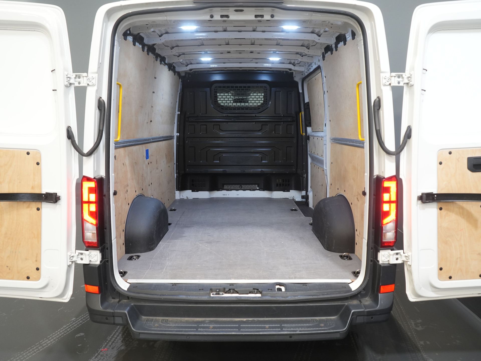 Volkswagen Crafter Van 2.0 TDI 140 CP DSG Aut. L3H2 BPM FREE! CarPlay/ Navi/ Airco/ PDC V+A