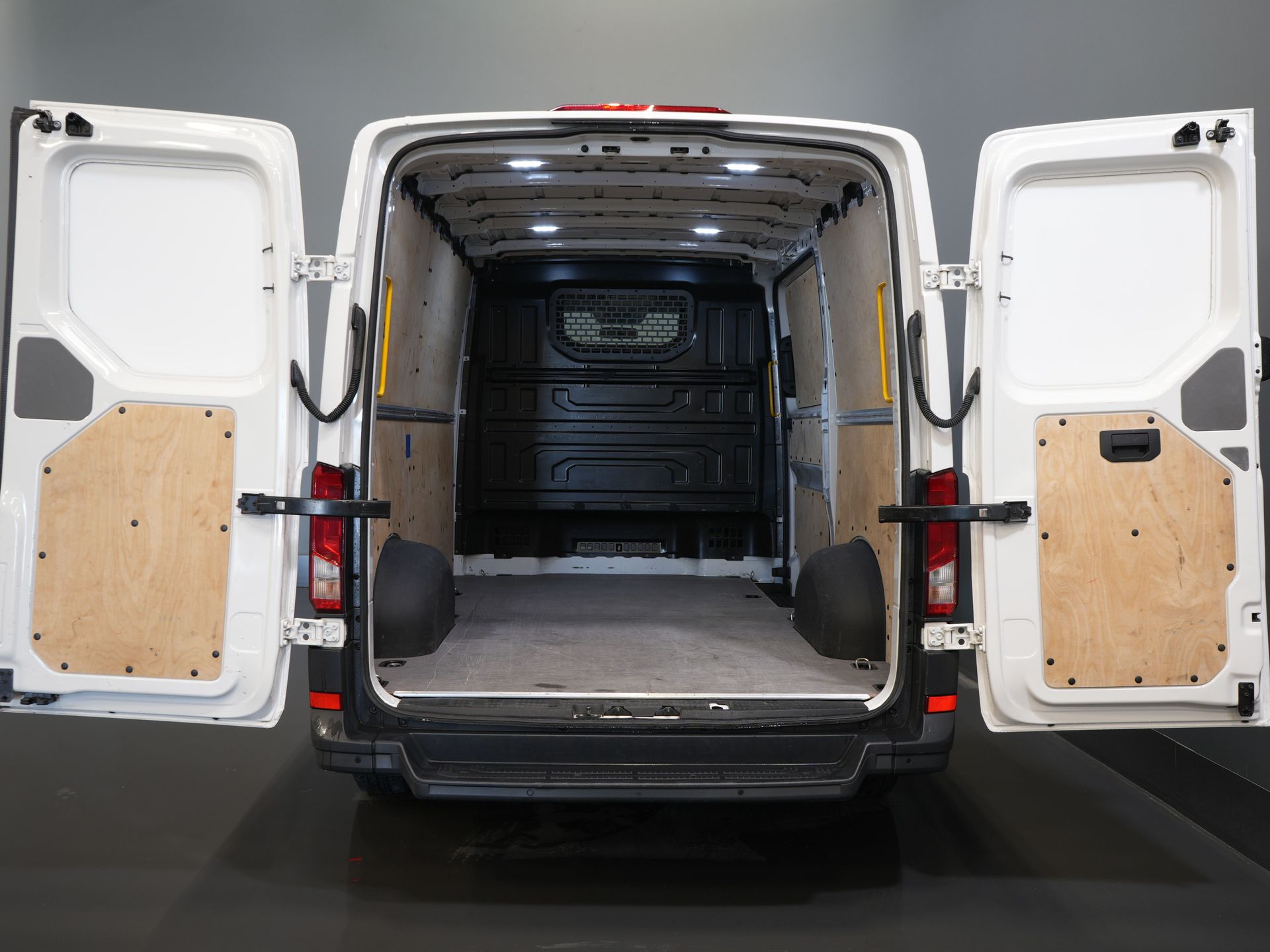 Volkswagen Crafter Van 2.0 TDI 140 CP DSG Aut. L3H2 BPM FREE! CarPlay/ Navi/ Airco/ PDC V+A