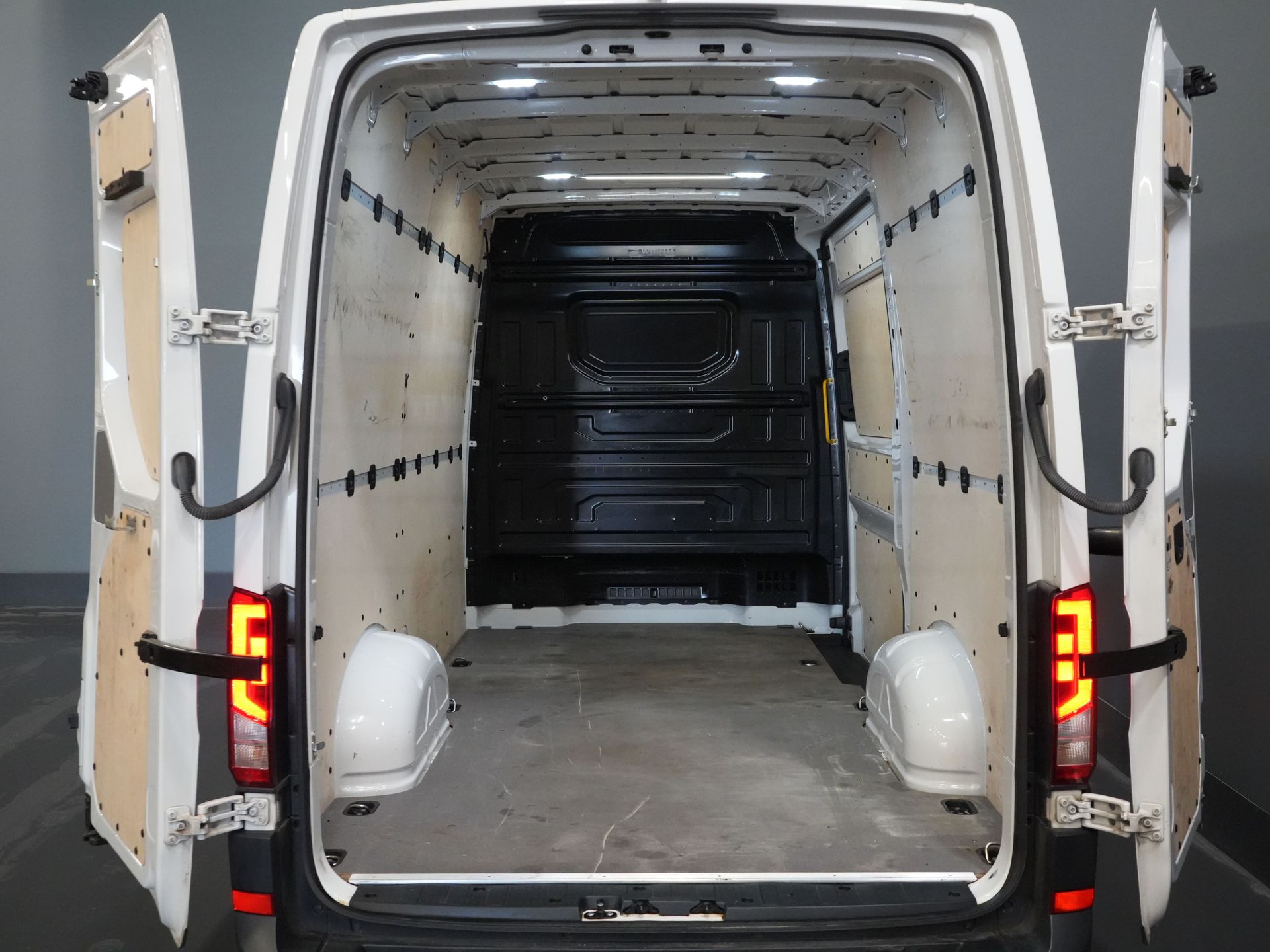 Volkswagen Crafter Bestelbus 35 2.0 TDI 140 pk L3H3 BPM VRIJ! 270Gr. Deuren/ Carplay/ Climate/ Camera/ Cruise
