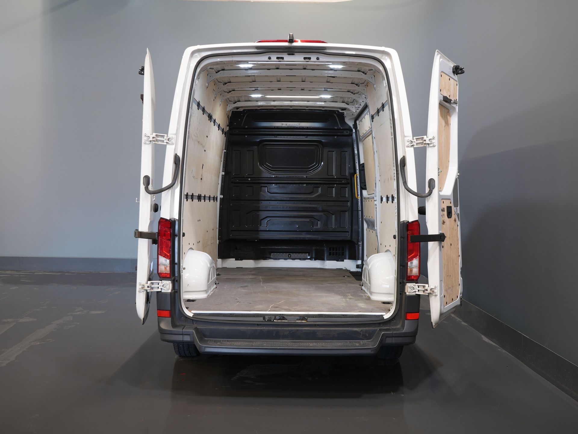 Volkswagen Crafter Bestelbus 35 2.0 TDI 140 pk L3H3 BPM VRIJ! 270Gr. Deuren/ Carplay/ Climate/ Camera/ Cruise